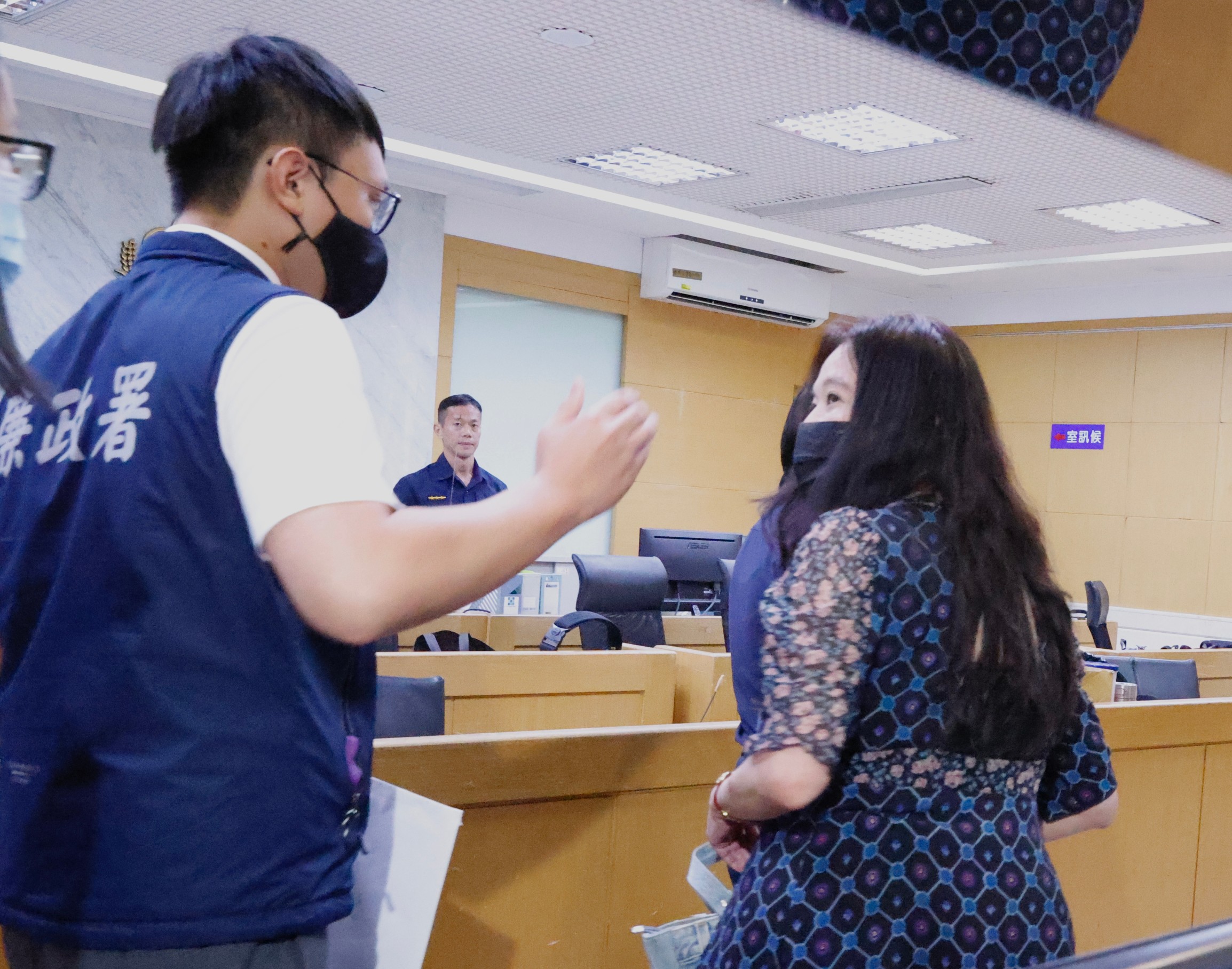 台北市議員應曉薇（右）涉及京華城圖利弊案遭羈押禁見。