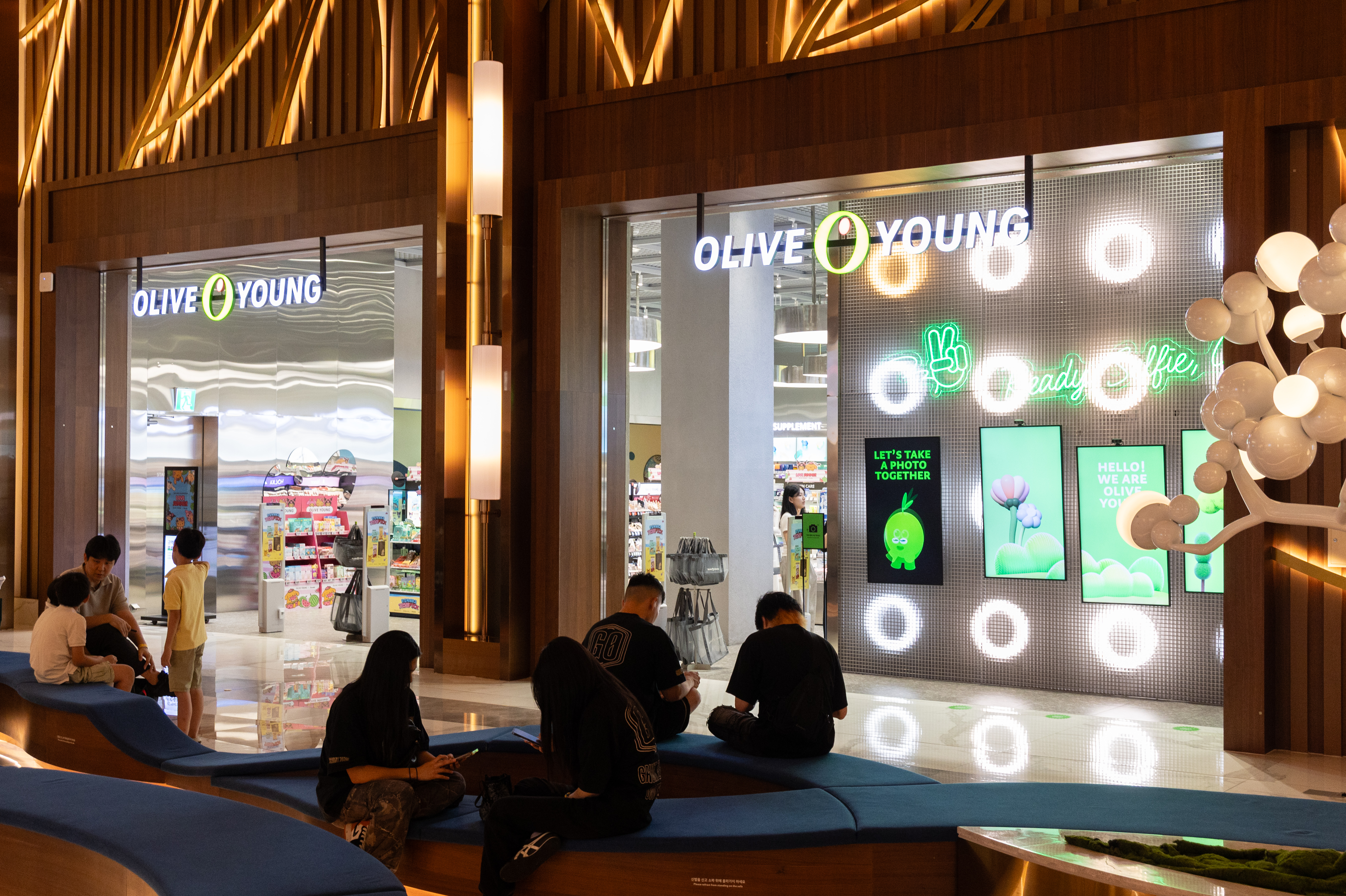 在韓國國民藥妝店「Olive Young」大採購，滿額可以直接退稅。
