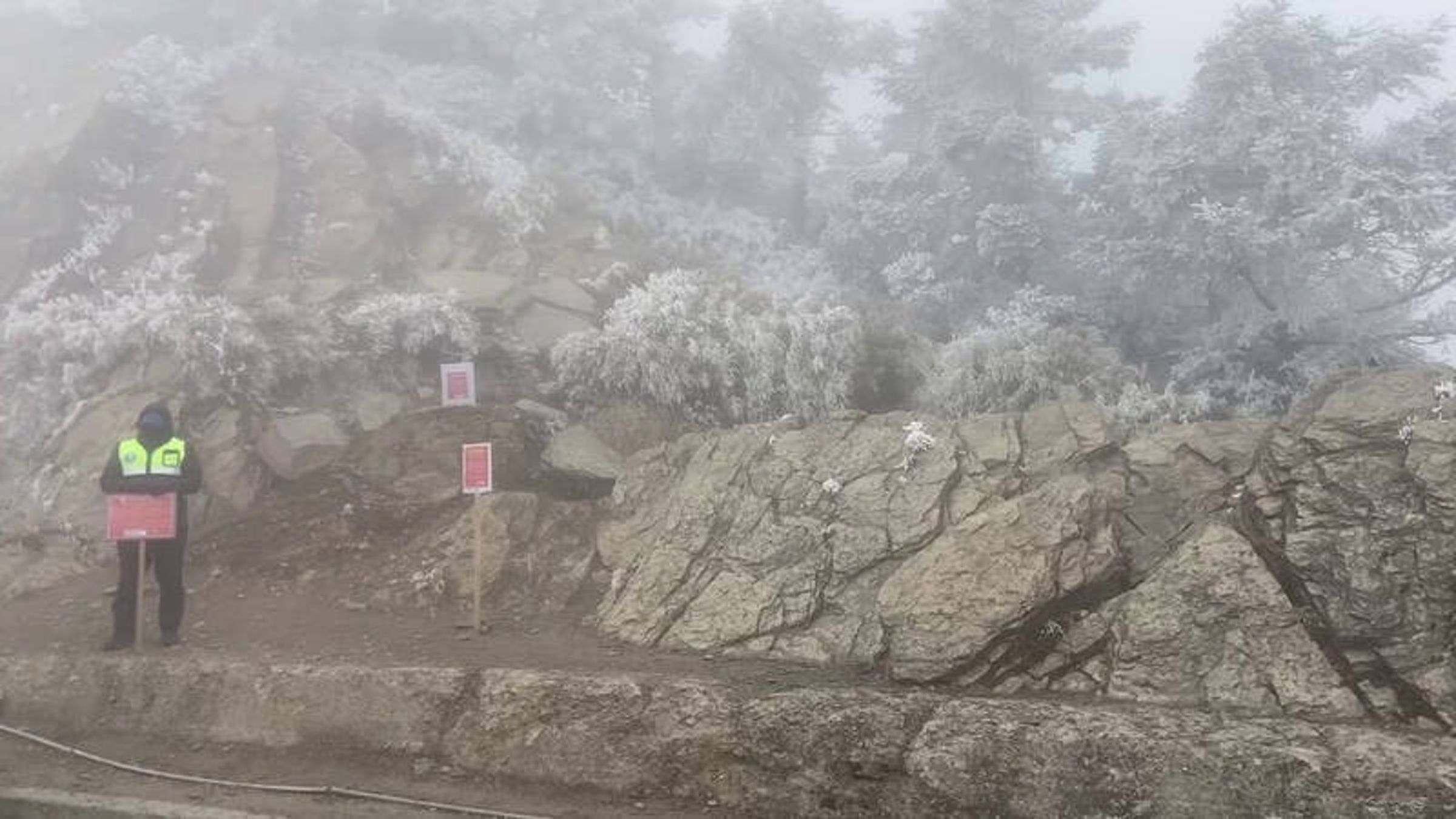 竟有遊客為了拍美照，逕自冒險攀爬陡峭山壁。（太管處提供）
