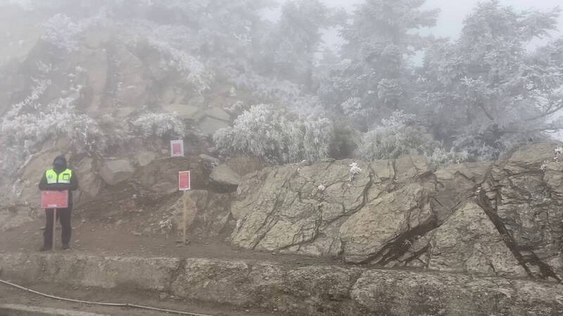 竟有遊客為了拍美照，逕自冒險攀爬陡峭山壁。（太管處提供）