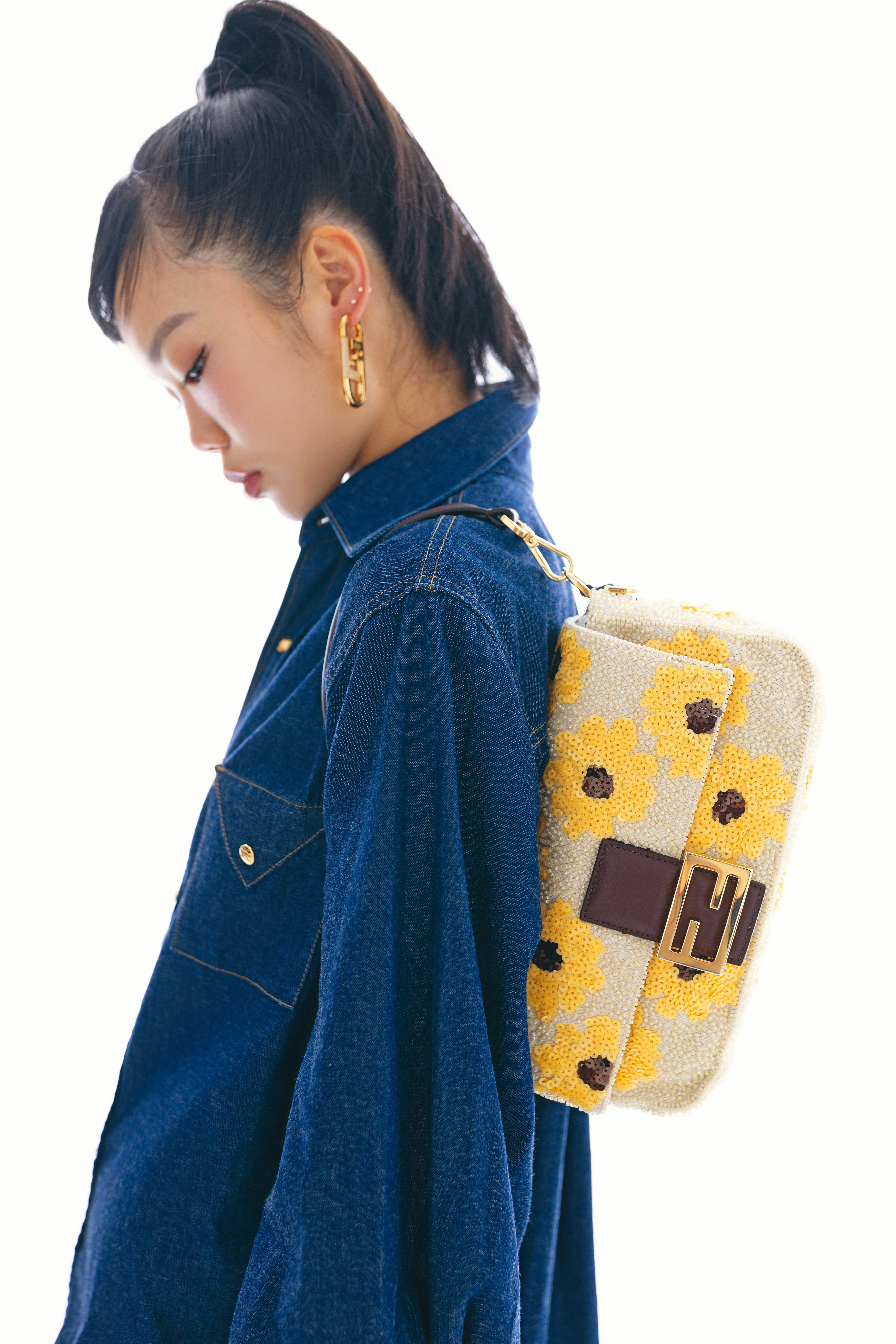 丹寧襯衫 NT$38,000 by CELINE、O'Lock單邊耳環 NT$18,900 by FENDI、Baguette拼色亮片串珠包款 NT$168,000 by FENDI。