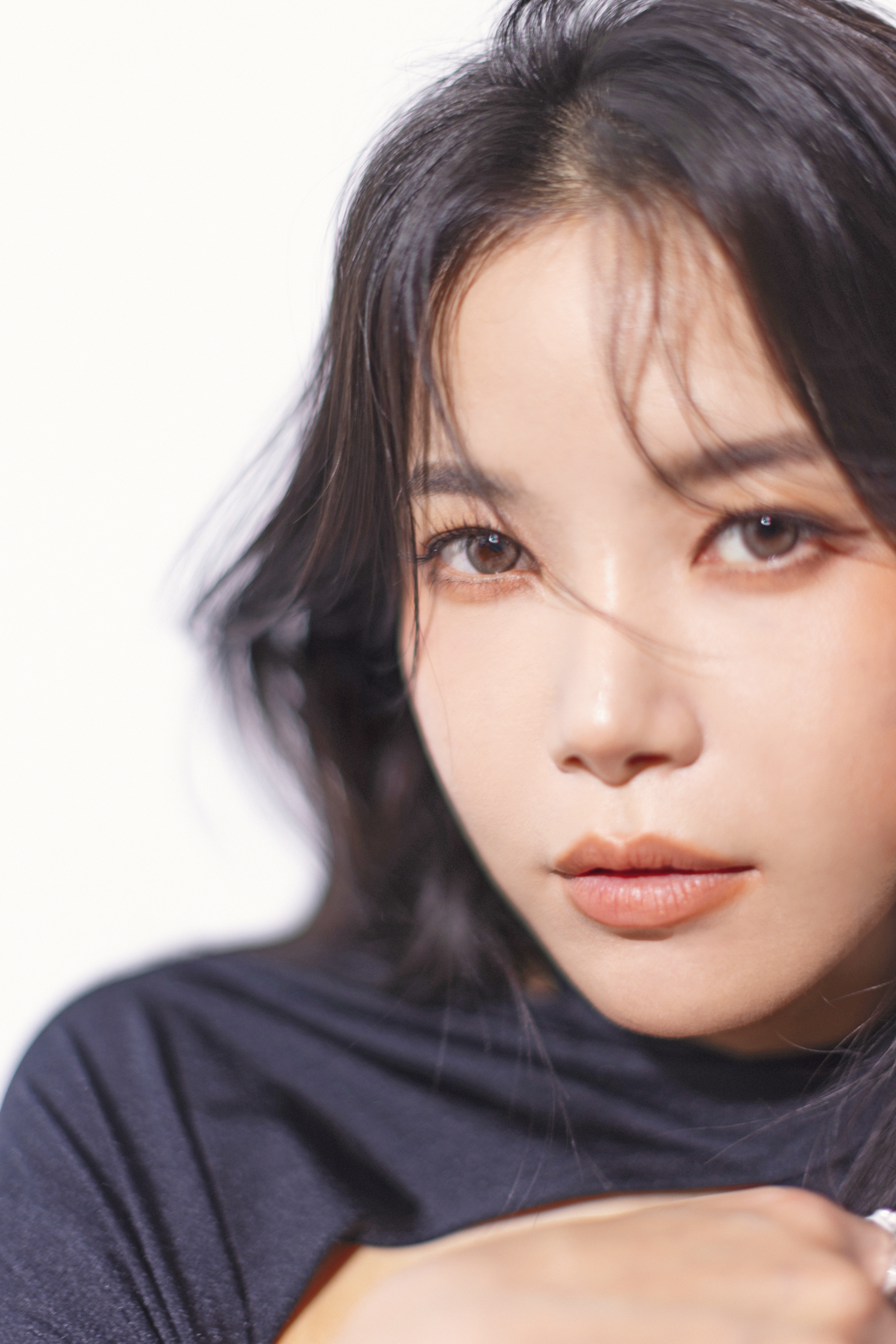 頌樂出身實力女團MAMAMOO， 她可高亢可渾厚的噪音，讓她在音樂上也可以進行許多挑戰。