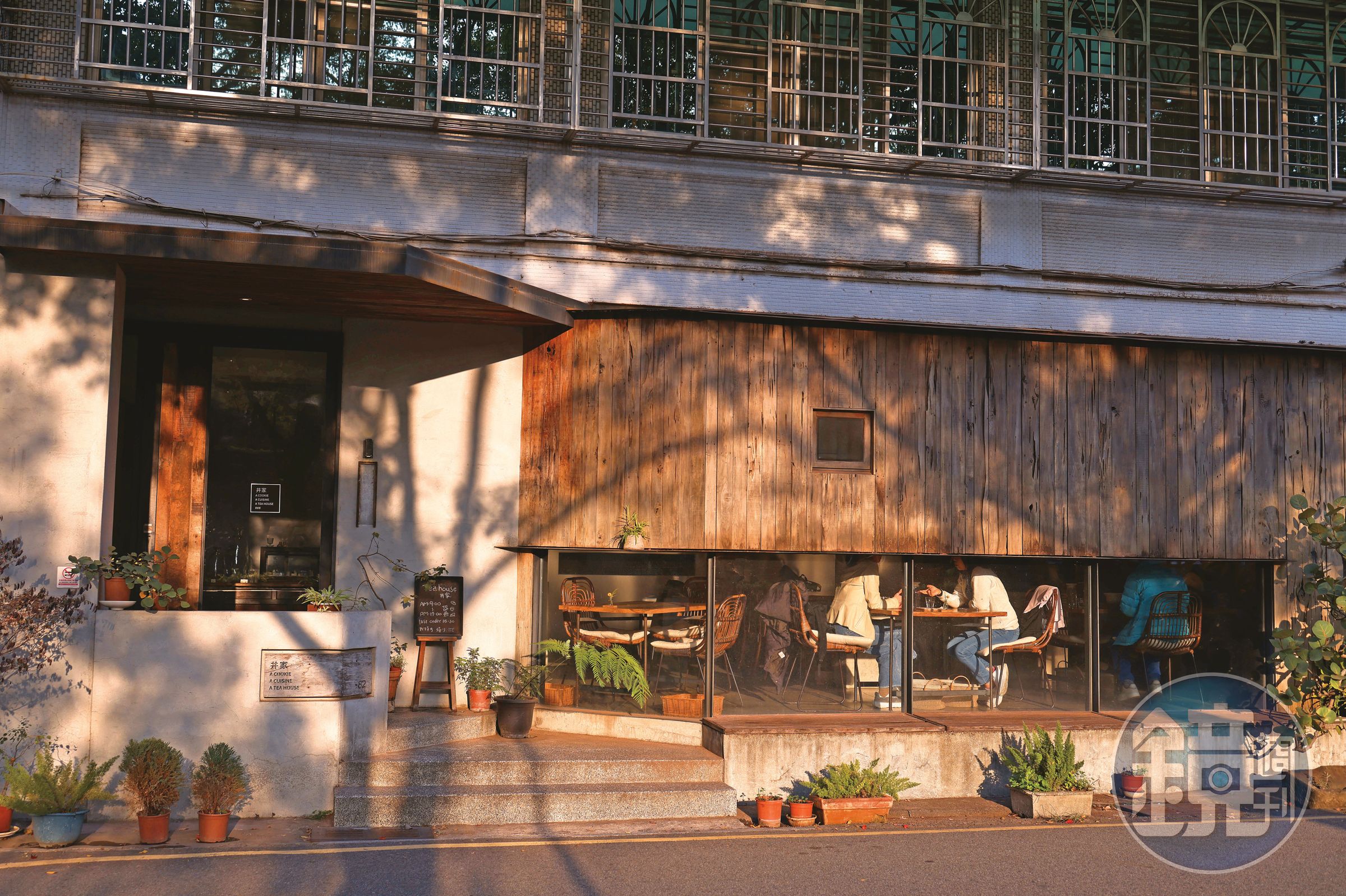 低調的外觀是「井家Tea House」給路過民眾的第一印象,擅長透過食材與口感搭配出特色餐點。