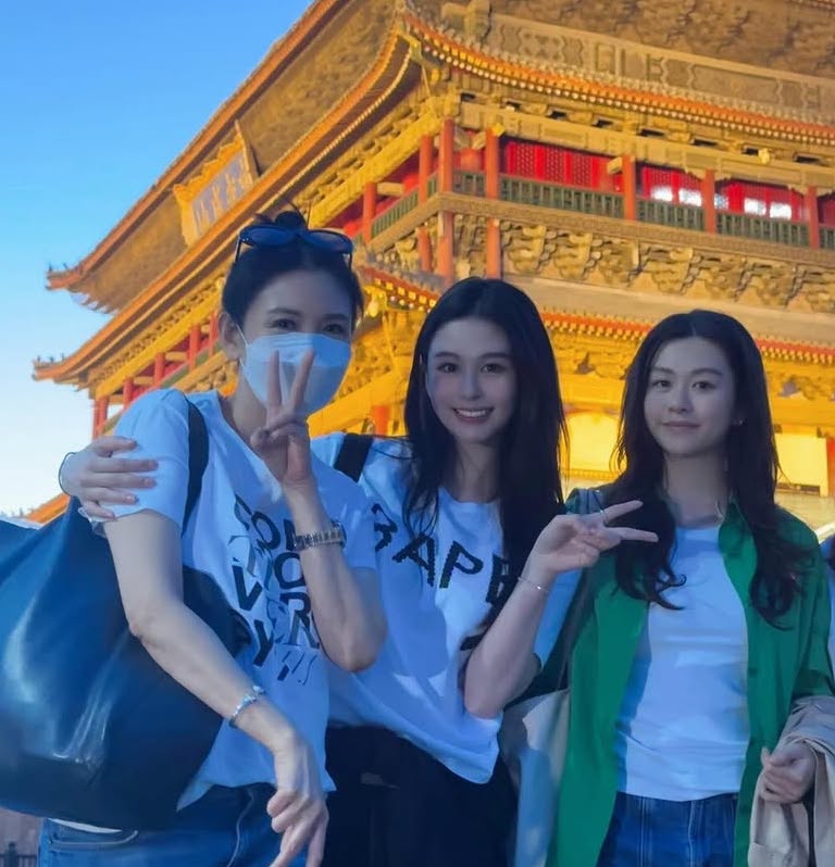 邱淑貞（左起）、沈月、沈日母女三人今年5月同遊西安。（翻攝yuetyuetxx IG）