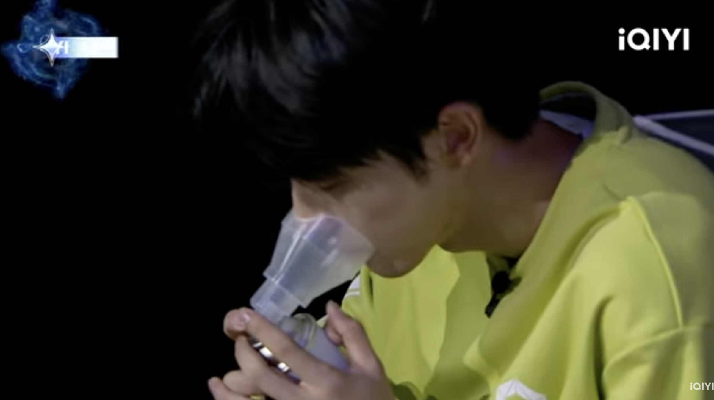 不斷重跳主題曲的挑戰，讓選手體力難以負荷，趁中間30秒休息吸氧氣緩和。（截圖自愛奇藝）