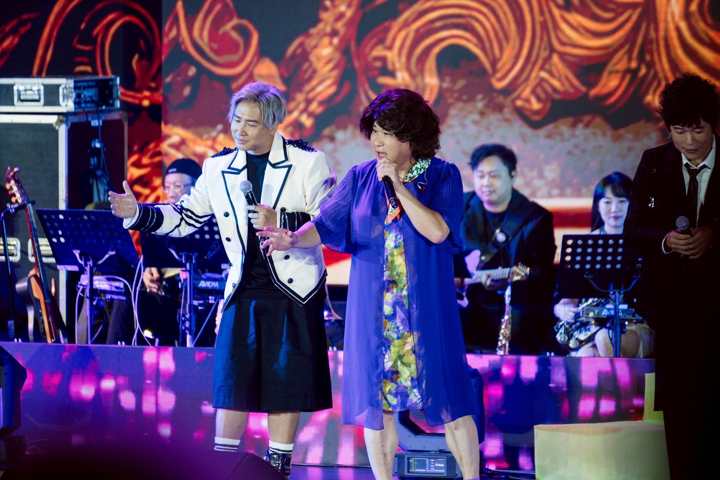 胡瓜反串扮成「紅姐」，從台下衝上台找洪榮宏。（萬星傳播提供）