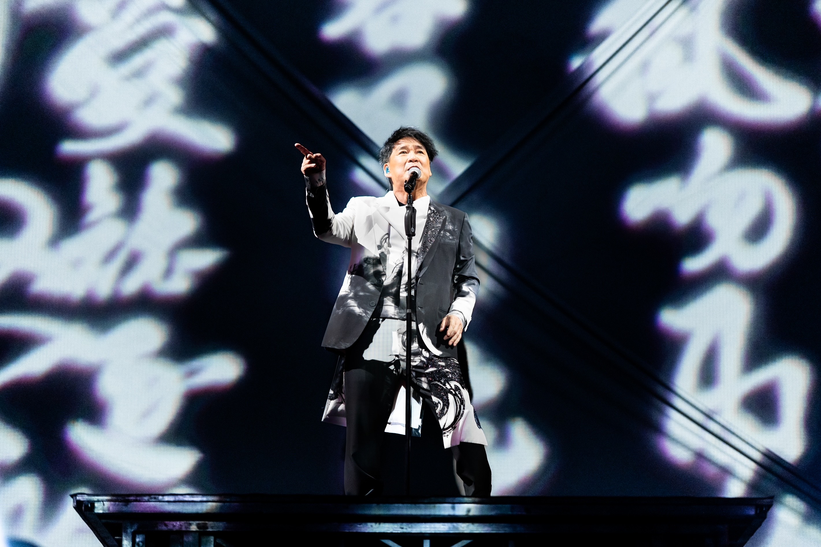 周華健演唱多首經典曲目，如〈刀劍如夢〉、〈讓我歡喜讓我憂〉等。（擺渡人、寬魚國際提供）
