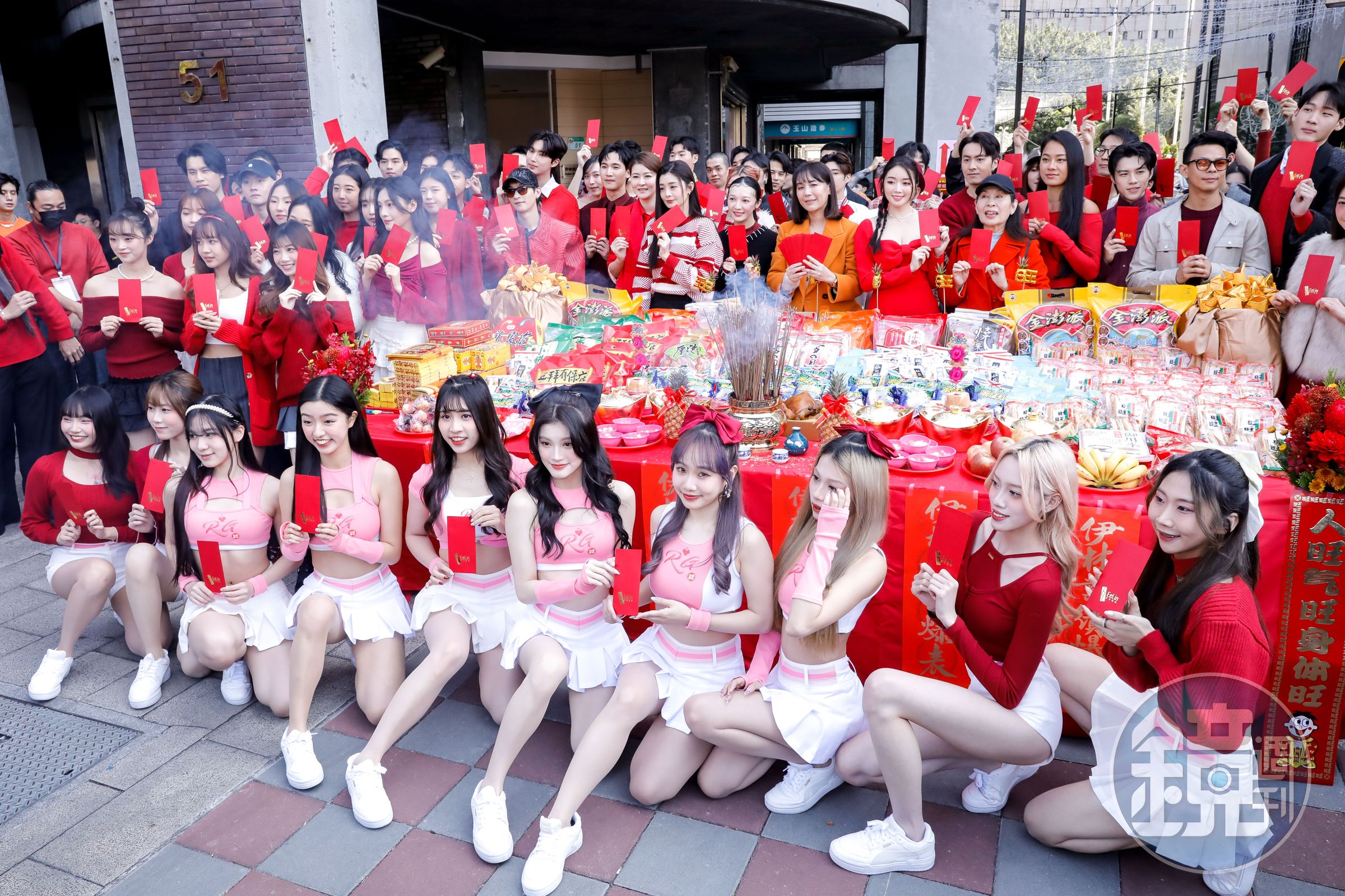 伊林娛樂金蛇年開工團拜，左起李紫嫣、金雲、宋依璇(宋哥)、夏如芝、李杏、陳婉若、成語蕎、丁也恬、王麗雅等。