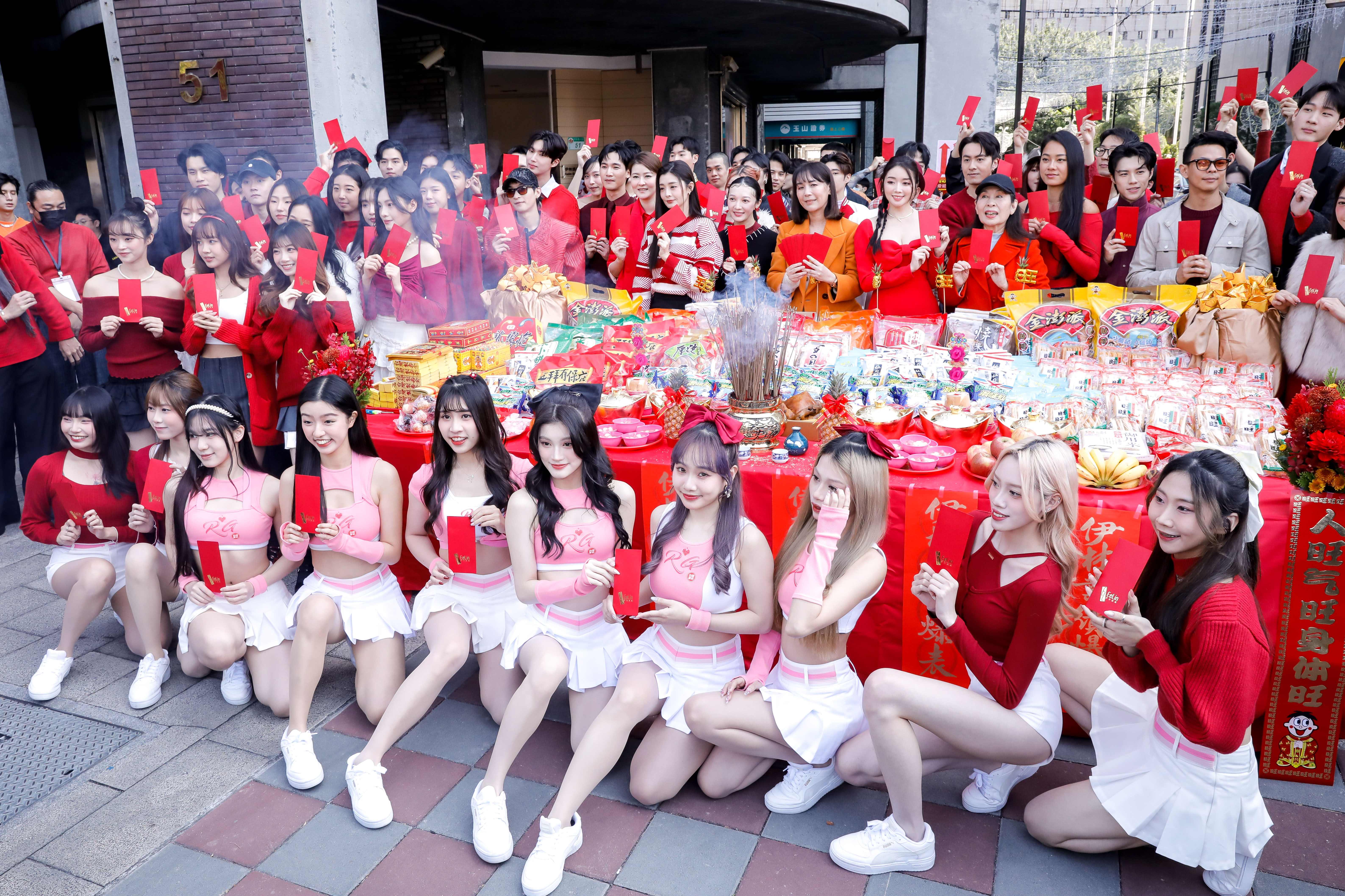 伊林娛樂金蛇年開工團拜，左起李紫嫣、金雲、宋依璇(宋哥)、夏如芝、李杏、陳婉若、成語蕎、丁也恬、王麗雅等。