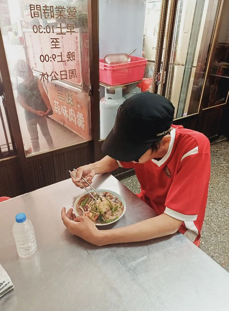 台中一名21歲男子因從未報戶口、未上學，靠撿回收維生，如今已由社會局介入安置。（翻攝自蘇乙青臉書）