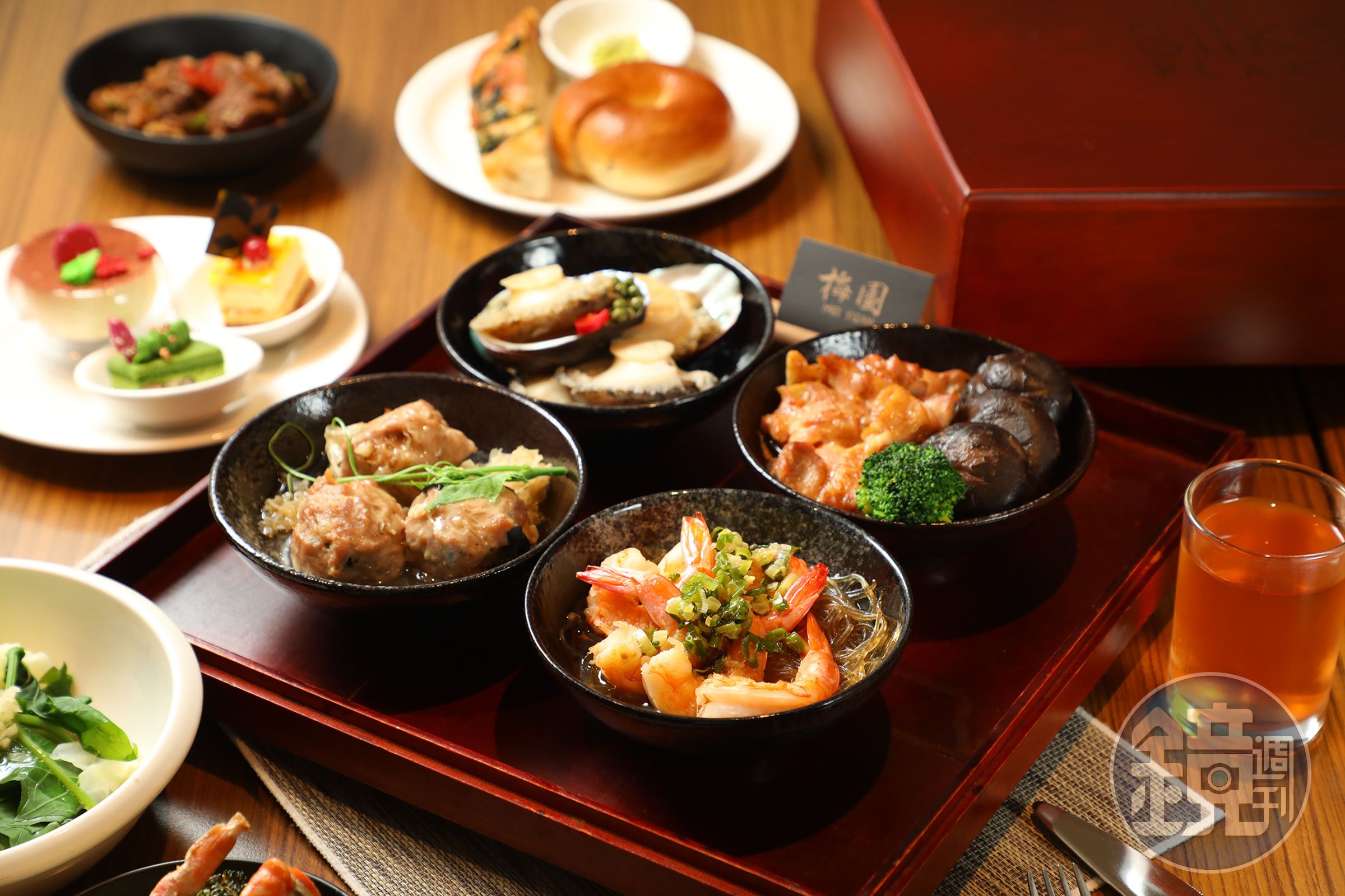 飯店為了服務想念梅園中餐廳菜餚的客人，在自助餐廳免費提供4款招牌菜，讓大家一飽口福。