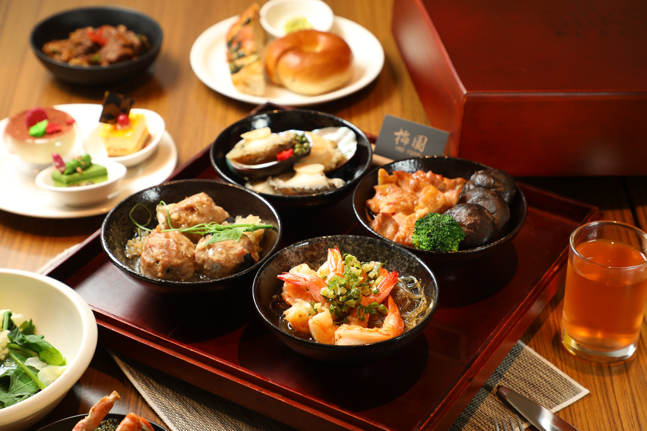 飯店為了服務想念梅園中餐廳菜餚的客人，在自助餐廳免費提供4款招牌菜，讓大家一飽口福。