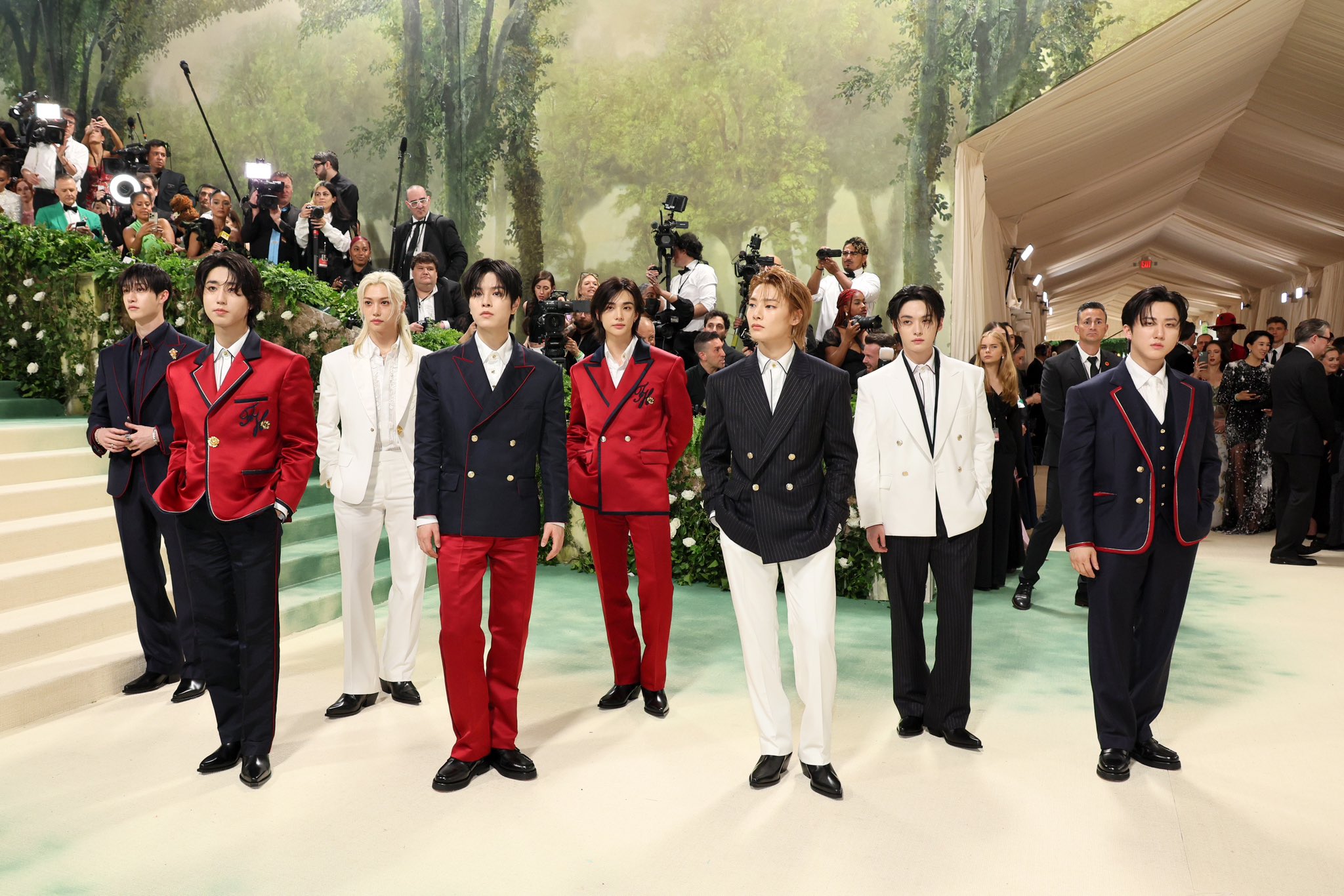 韓國男團Stray Kids今年5月參加Met Gala成為首個全團走Met Gala紅毯韓國男團。(翻攝tommyhilfiger X)