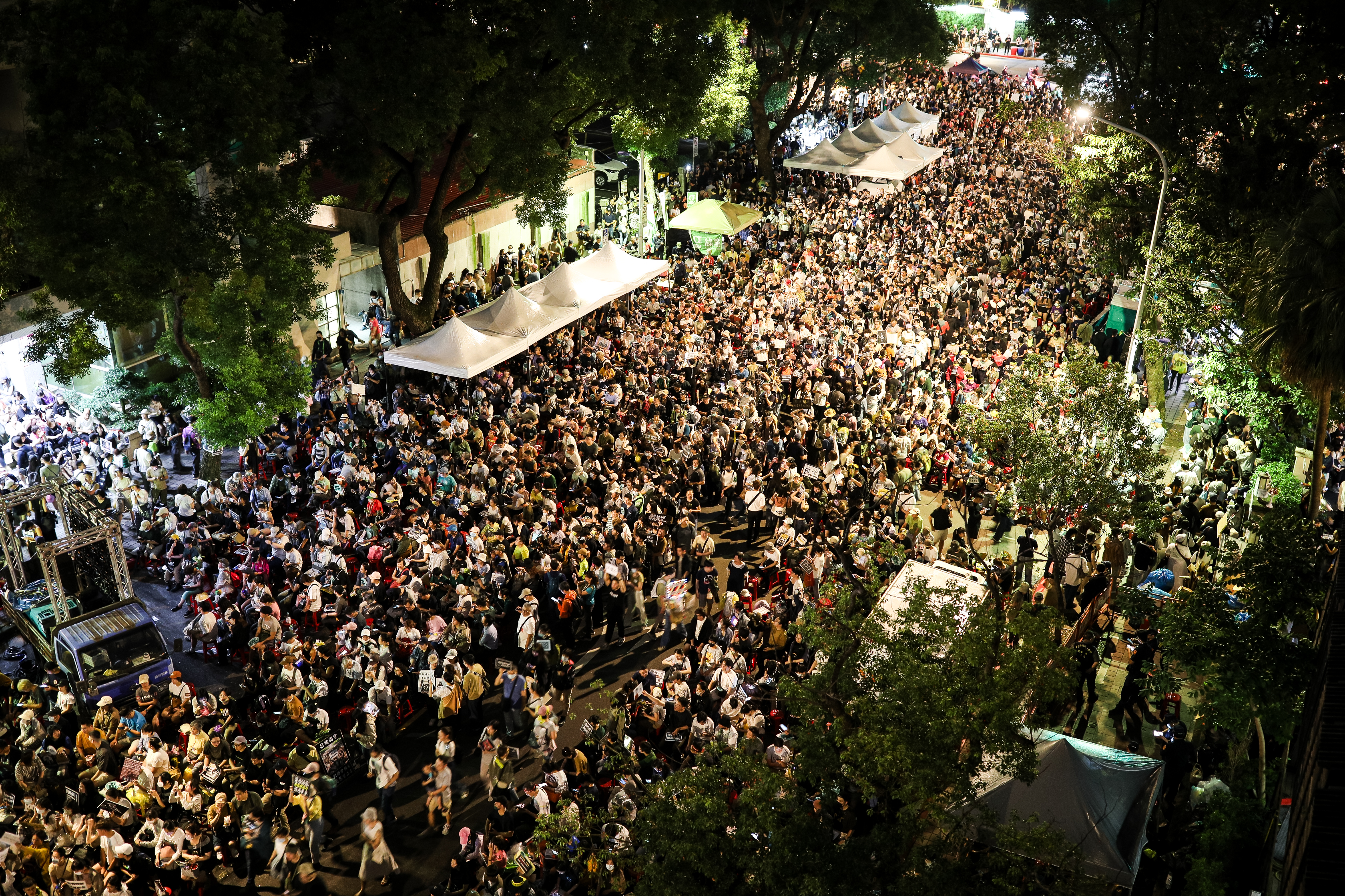 立法院24日續審國會職權修正相關法案，超過50個公民團體在議場外，也聚集大批民眾抗議。