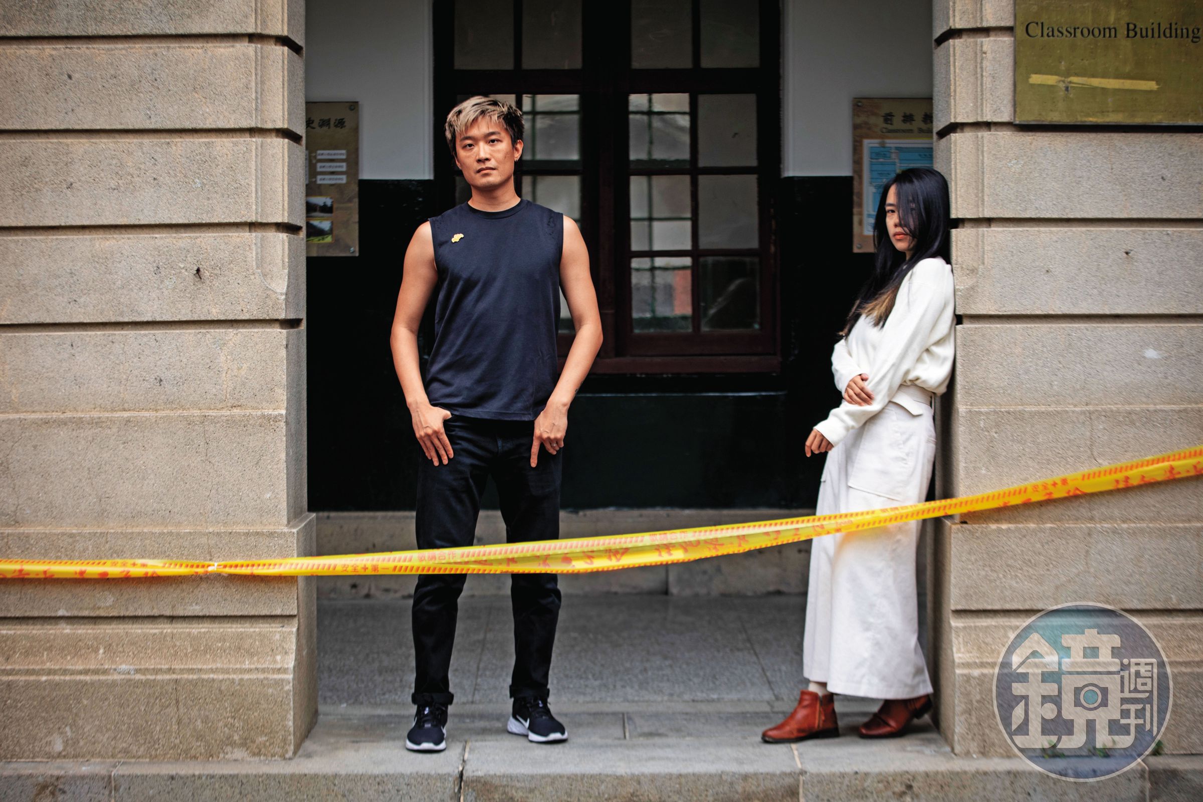 318運動爆發時，香港學生Candy（右）就讀清大、Franki（左）就讀北藝大。許多年後，他們在台灣成為朋友，才發現彼此當時都守在台大社科院。圖為他們重返社科院舊校區受訪。（王漢順攝）