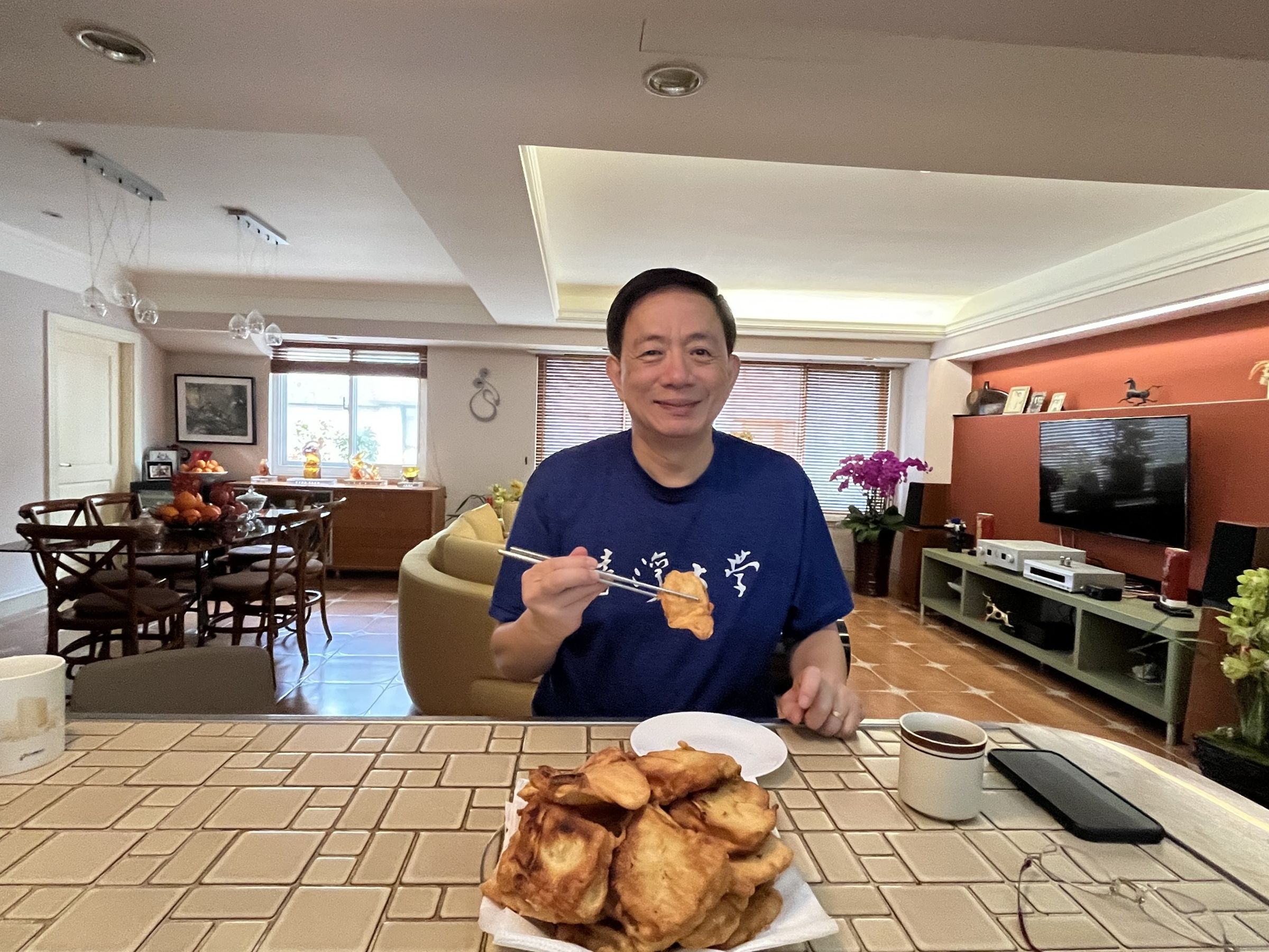 管中閔今分享自己進廚房炸年糕。(翻攝自管中閔臉書)