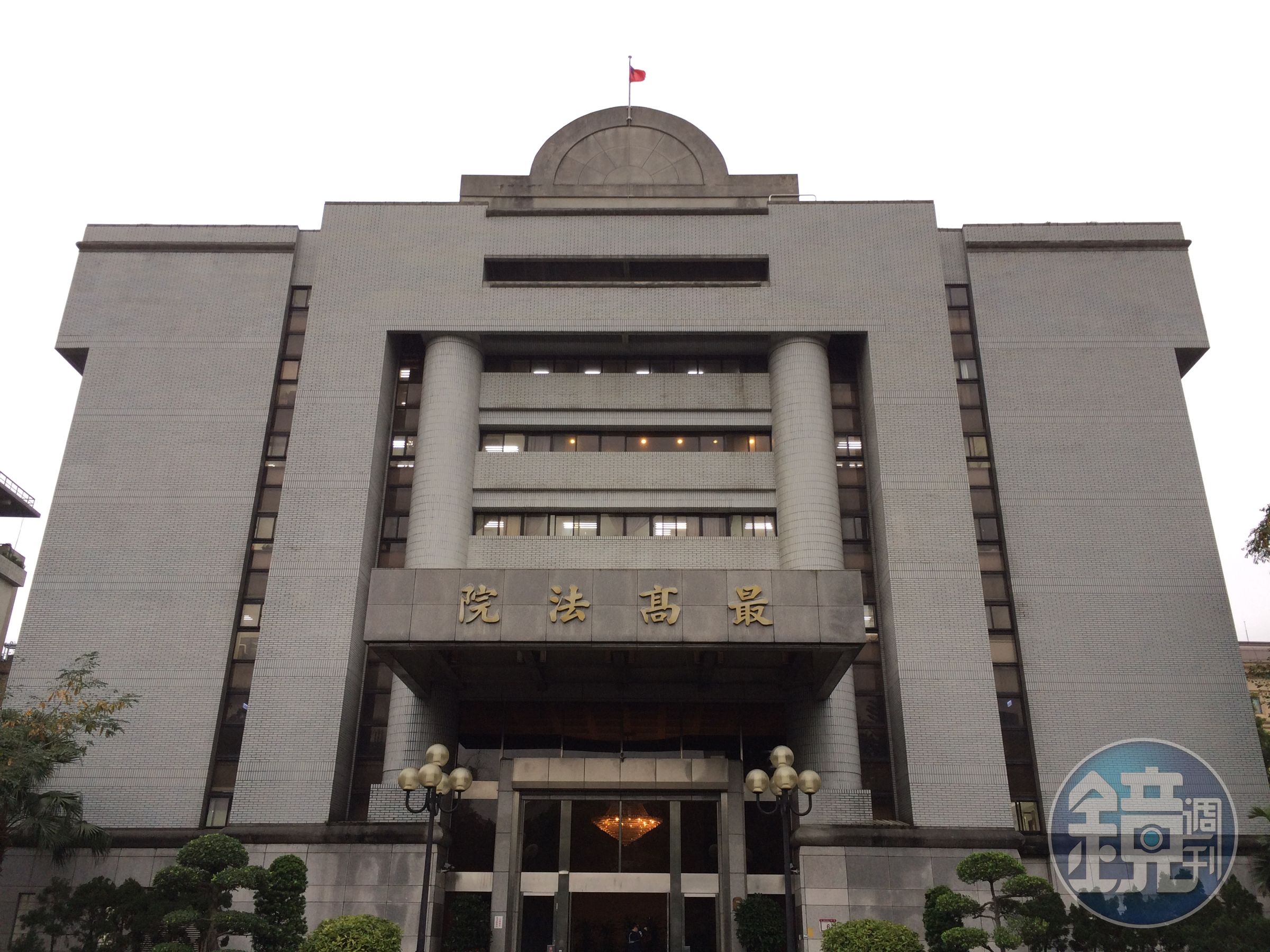 葉姓工程師在車內猥褻剛認識不久的C女,因為方不願和解,一二審均判刑必須入獄,但他後來中風,最高法院逕行改判,給予緩刑,但必須賠償20萬,全案定讞