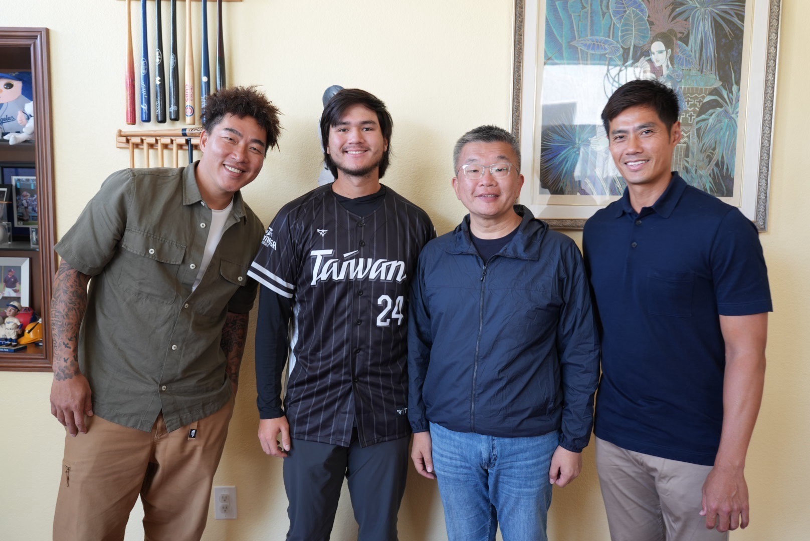 蔡其昌、郭泓志、陳偉殷成功招募，台美混血好手龍恩（左2）加入台灣隊挑戰WBC。（中職聯盟提供）