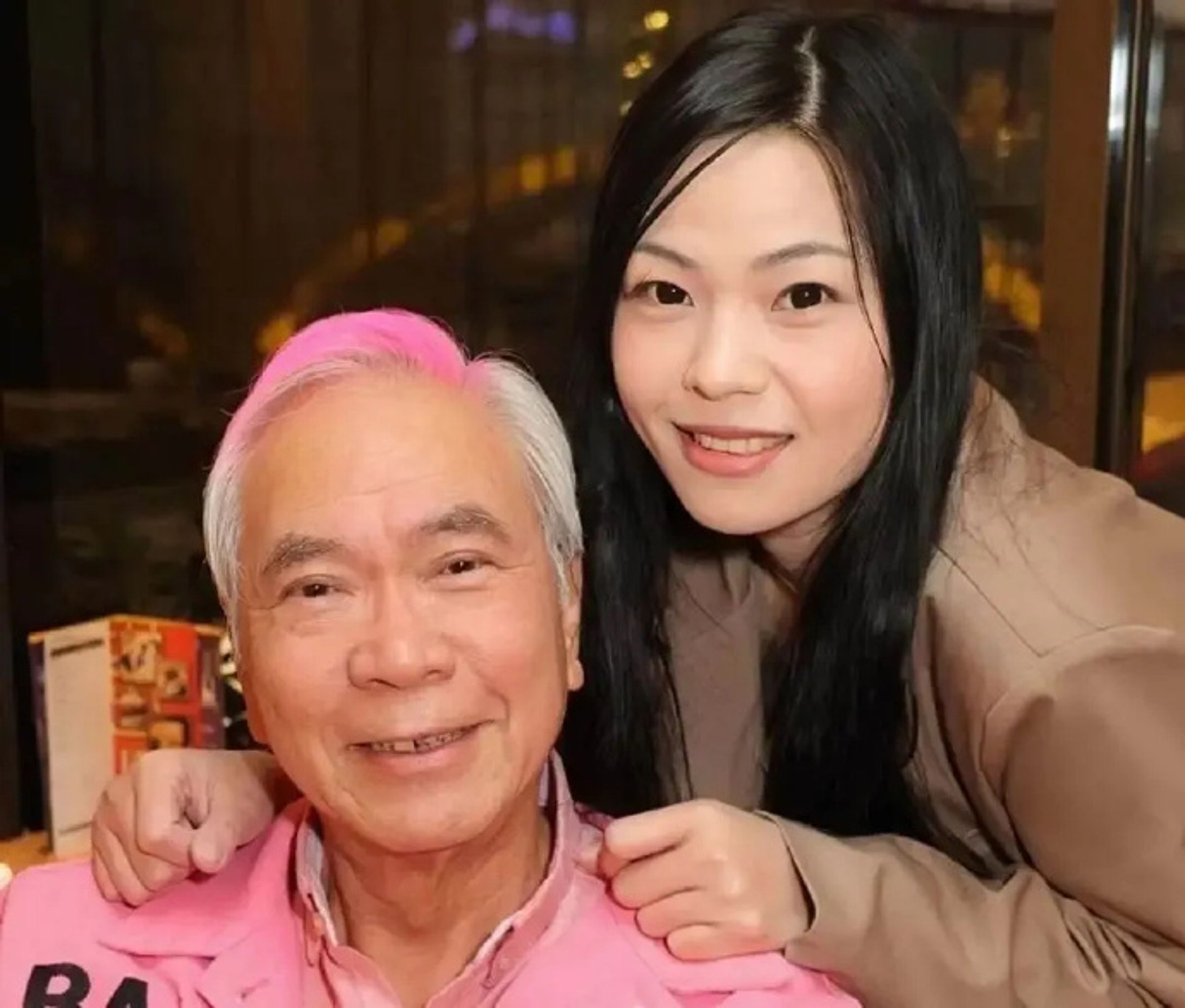 72歲的香港綠葉演員李龍基與小36歲的女友王青霞交往,誇口每周床戰十數次。(微博圖片)