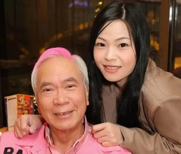 72歲的香港綠葉演員李龍基與小36歲的女友王青霞交往,誇口每周床戰十數次。(微博圖片)