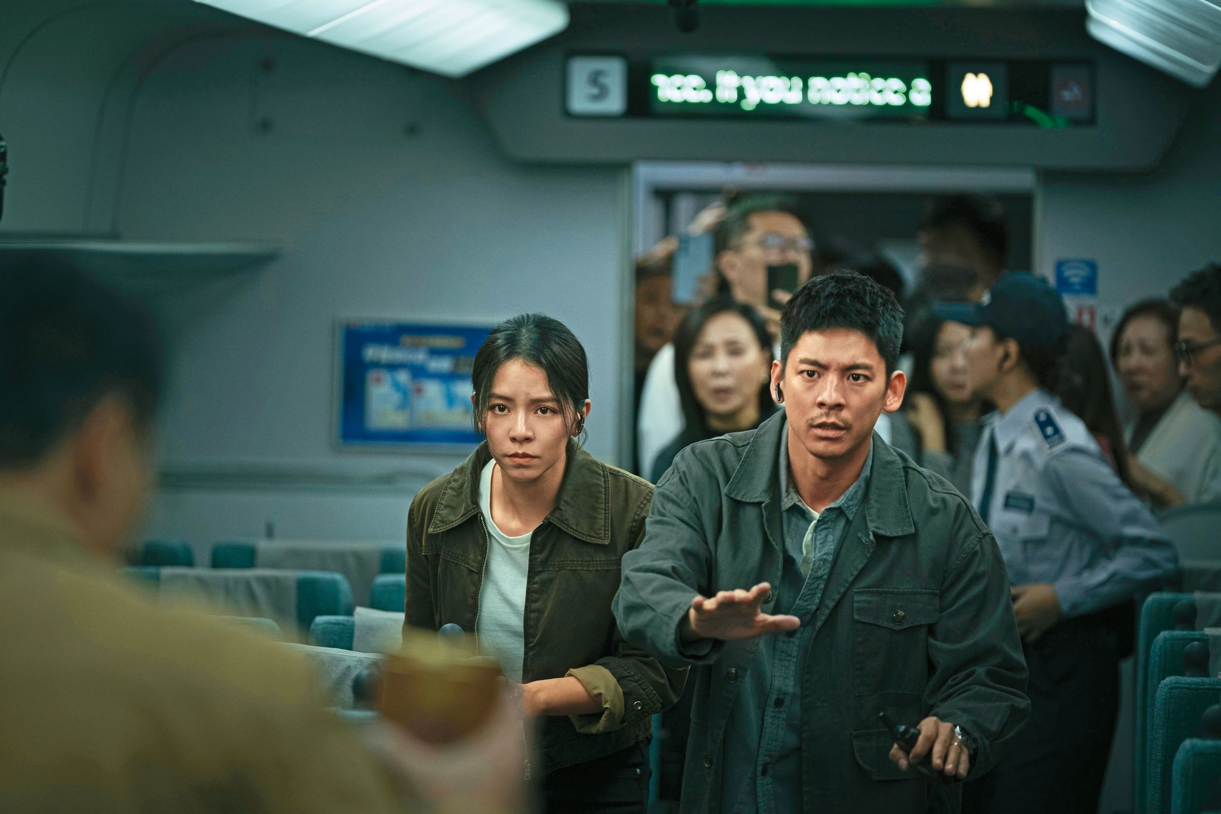 林柏宏(右)與宋芸樺(左)在《96分鐘》飾演夫妻,兩人一起處理炸彈危機。(華影國際提供)