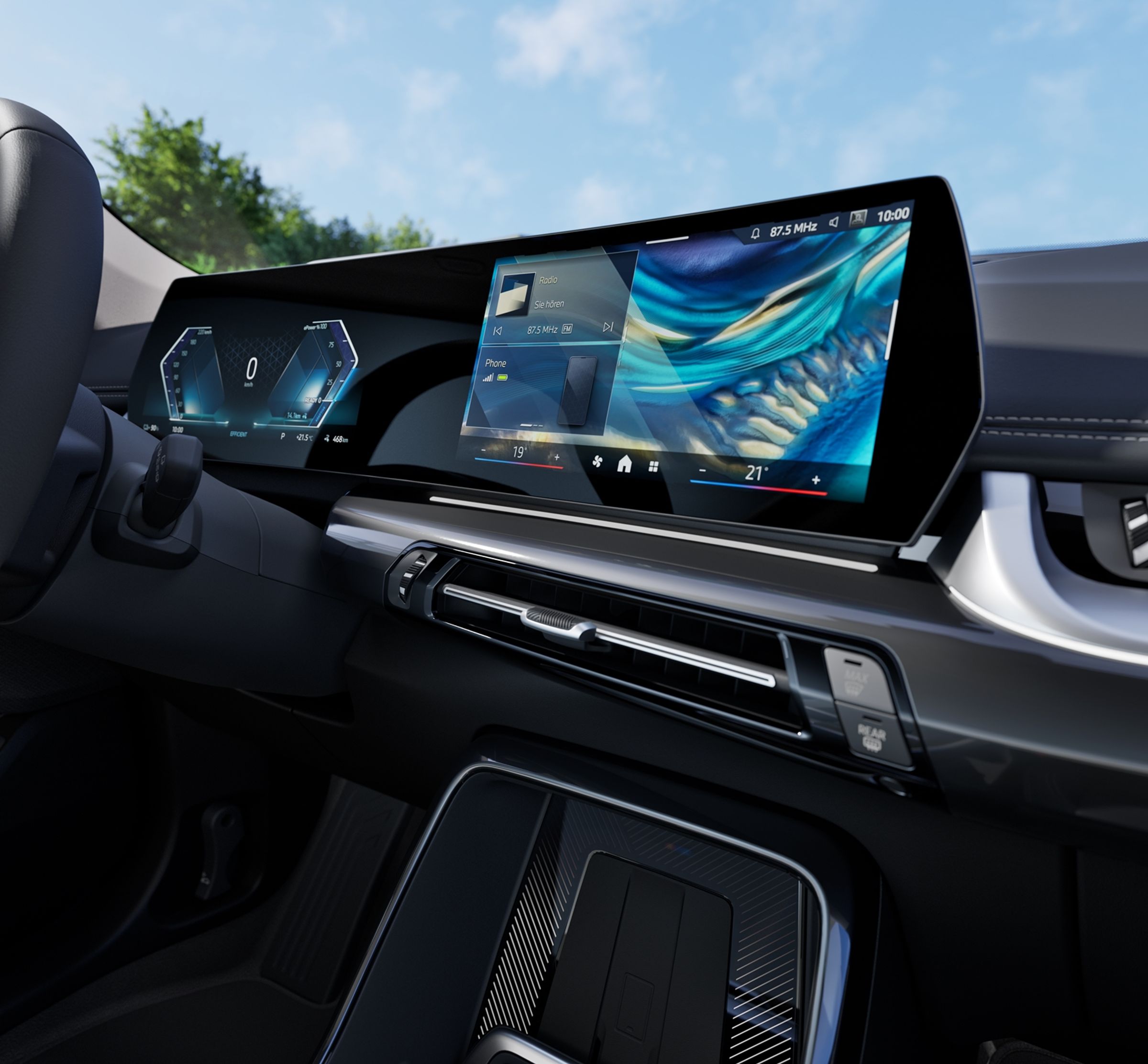 為確保乘車者的全方位安全防護，全新BMW iX1 eDrive20 xLine搭載領先同級的主被動安全科技，打造更智能、更安心的駕馭體驗。配備全新世代BMW Personal CoPilot智慧駕駛輔助系統，結合360度環景輔助攝影、360度環景碰撞錄影、變換車道輔助、遠端3D監控及車況抬頭顯示器等尖端科技