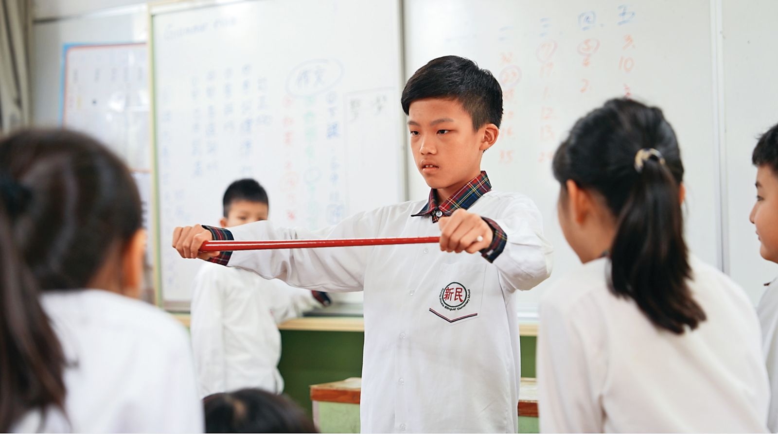 劇中特地找來會變魔術的素人少年,飾演小時候的劉謙。(喜盟娛樂提供)