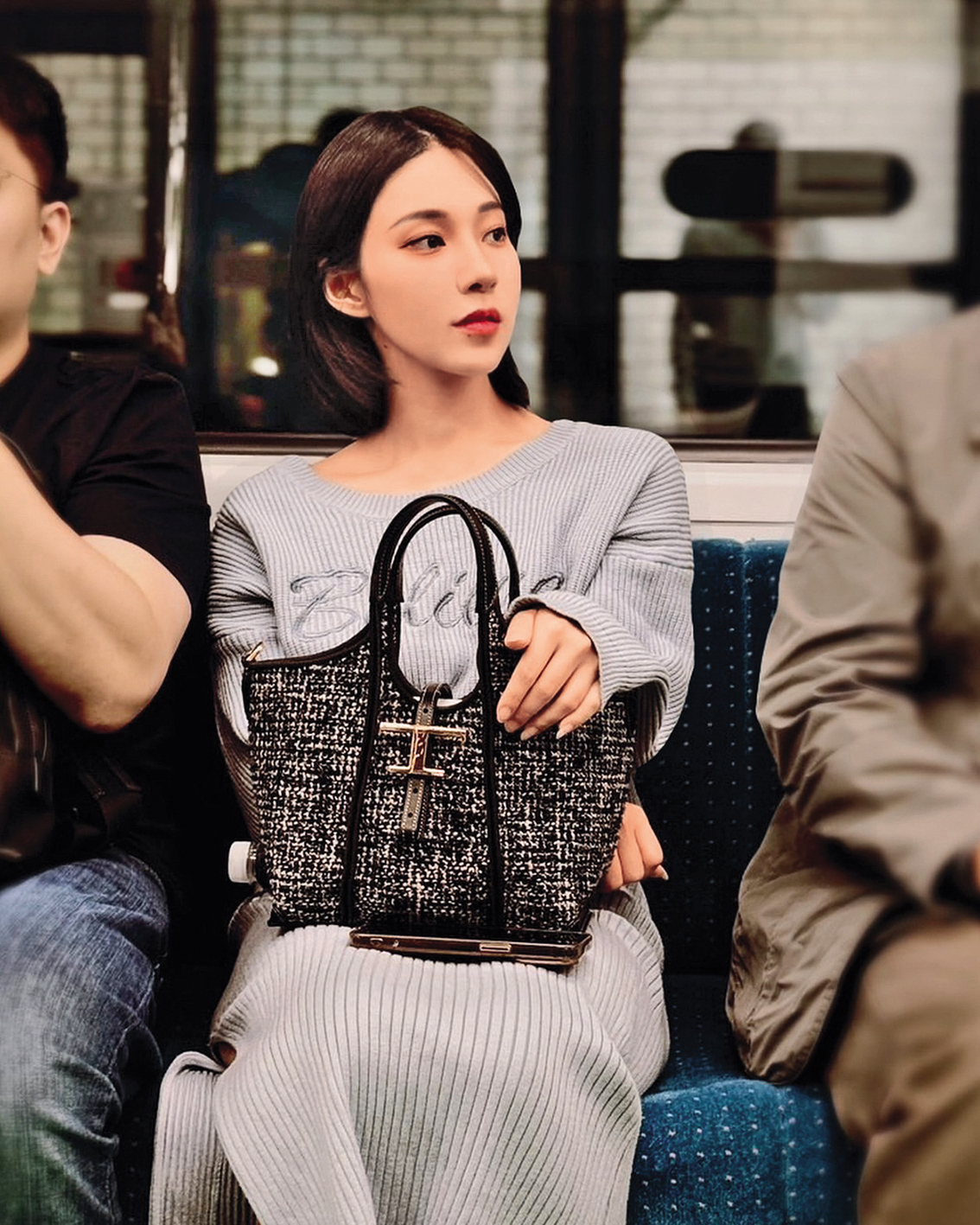 華服、名牌包在奈奈子身上是標準配備,其實都有金主支援。(翻攝自奈奈子IG)
