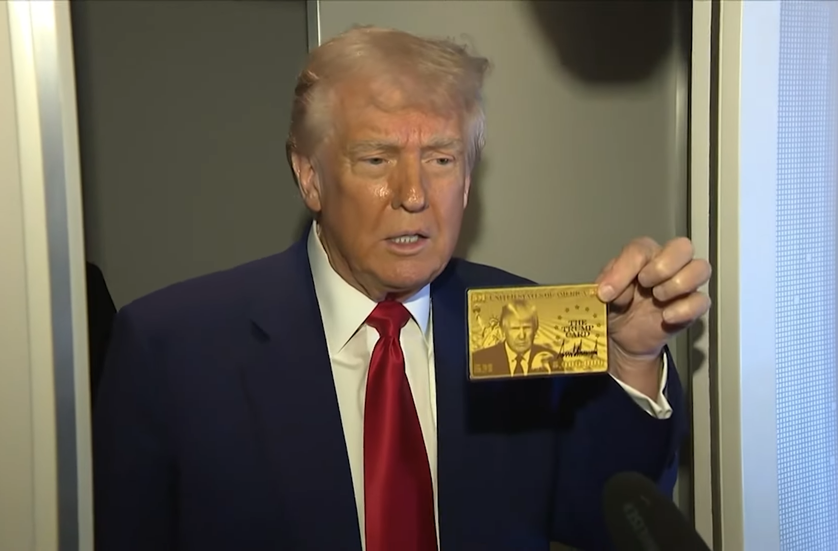 川普過去在空軍一號上展示「川普金卡」。（翻攝WFAA YouTube頻道）