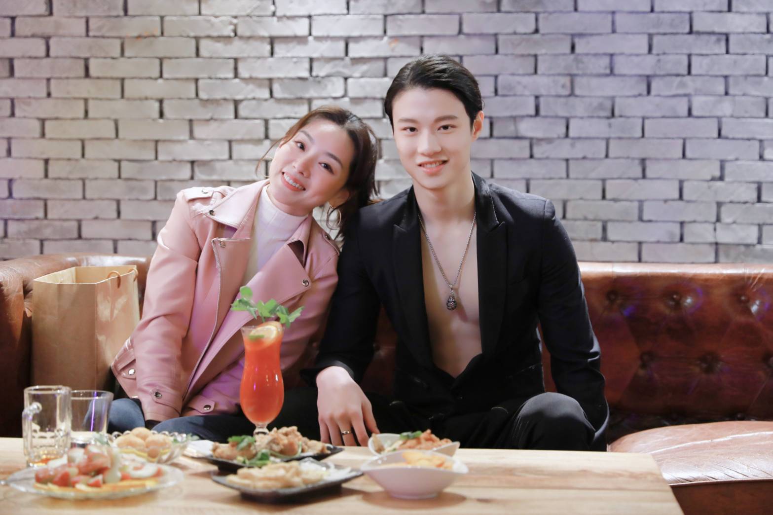 何柏廷（右）客串民視八點檔《好運來》，和賴芊合有對手戲。（民視提供）