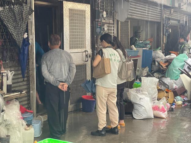 台南安南區爆炸事故造成多戶受災,社會局社工逐戶關懷居民。(台南市政府提供)