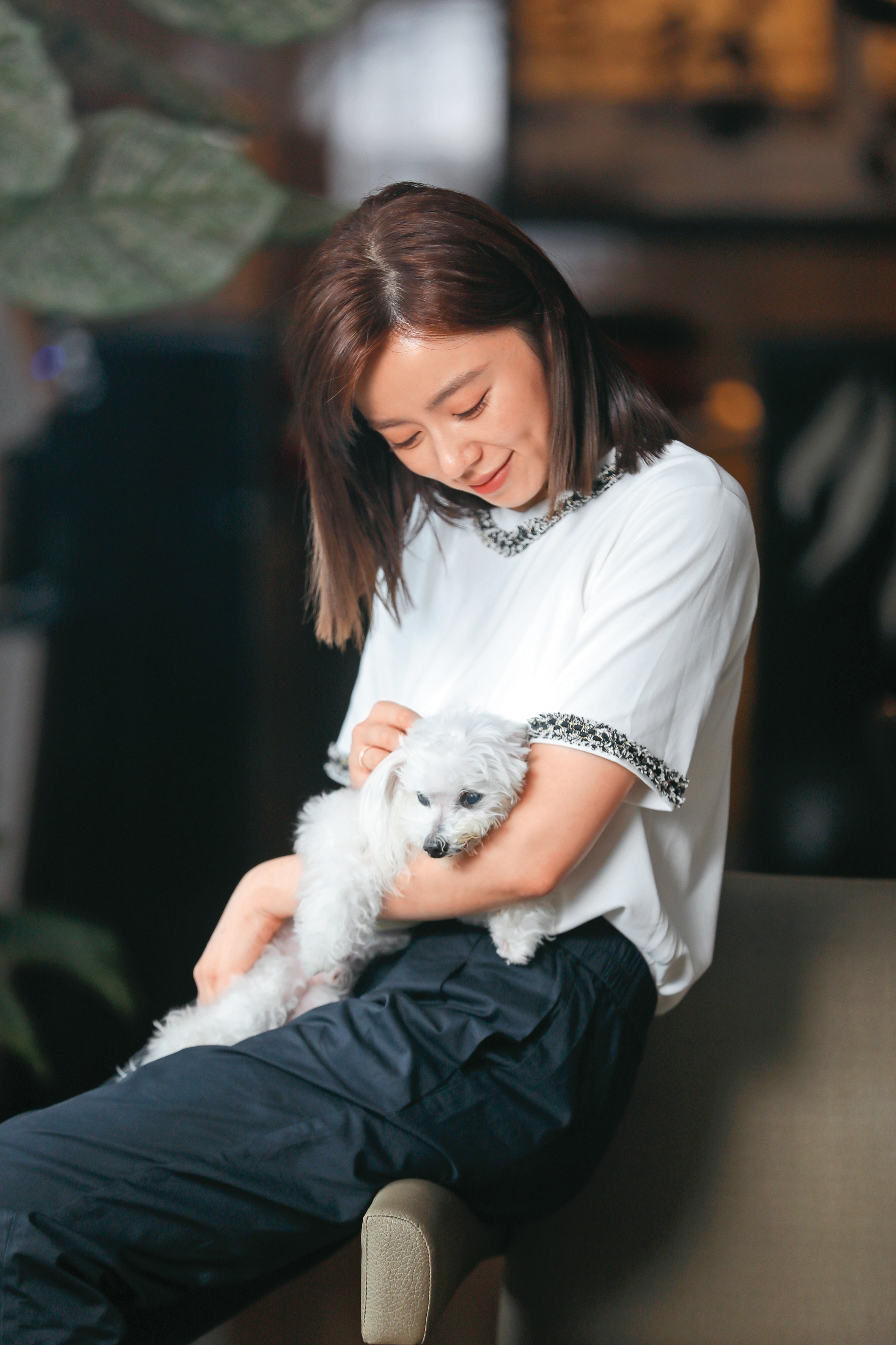 王瞳與10年前領養的瑪爾濟斯犬哈嚕相依為命。