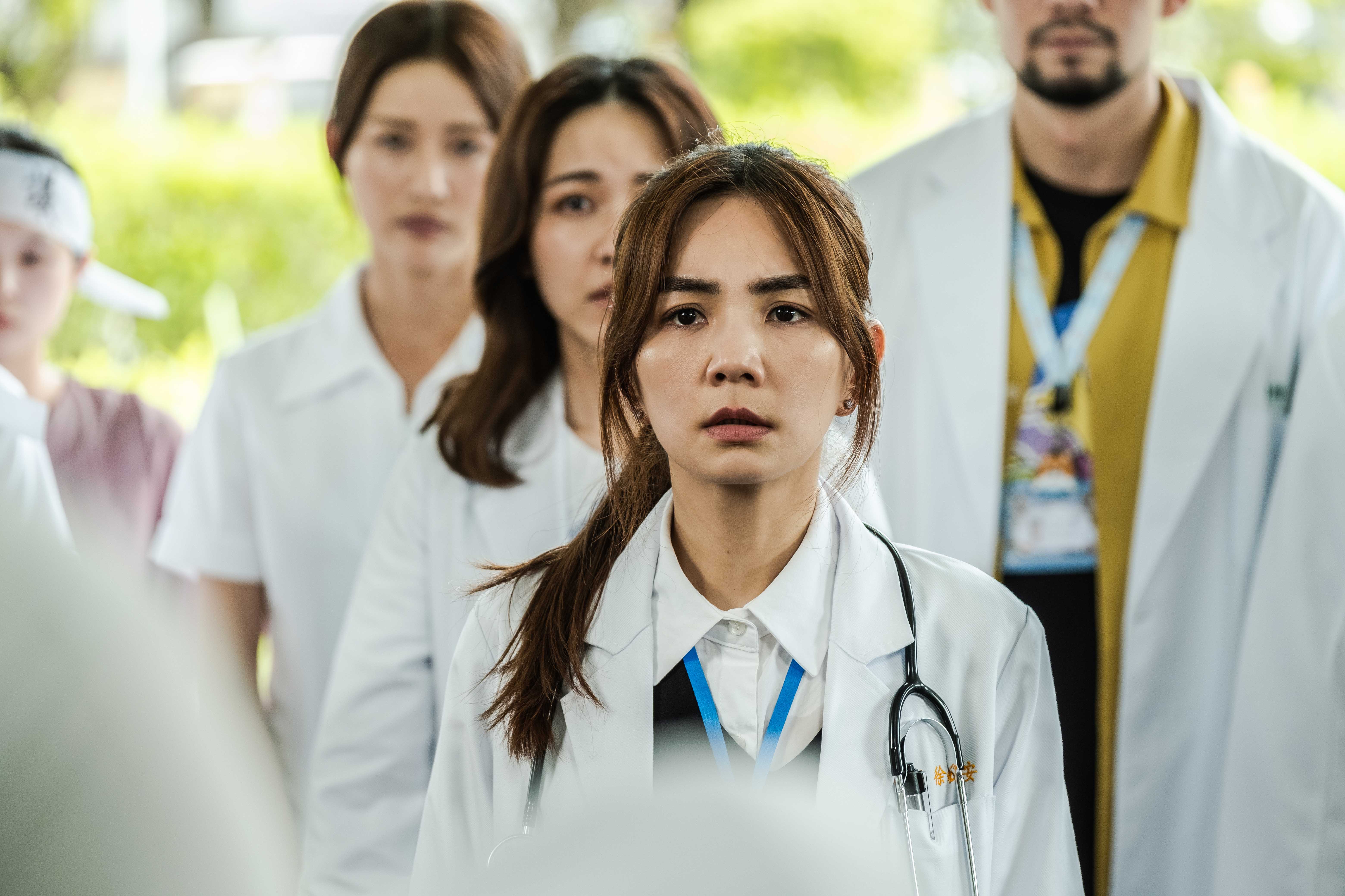 《生命捕手》陳嘉樺Ella（中）劇中竭盡全力拯救病患，被同事暱稱為「鋼鐵安」醫師。（東森提供）