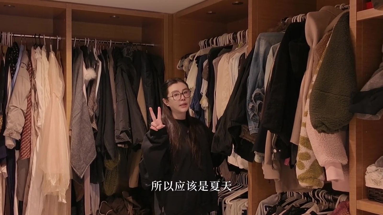王祖賢首度公開她的超大衣帽間，裡面整齊掛滿衣服。（翻攝王祖賢小紅書）