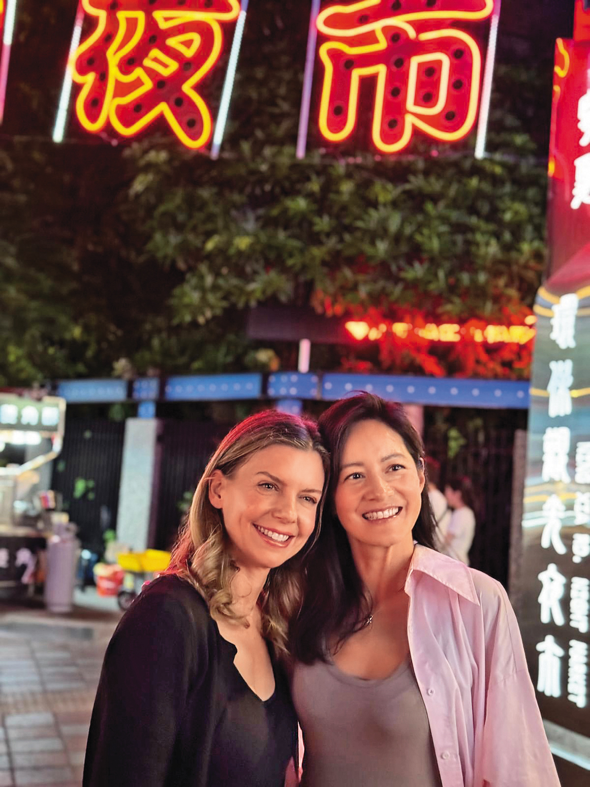 Janet(右)上月帶宣傳紀錄片《看不見的國家》的美籍導演葛靜文(Vanessa Hope)(左)來台大啖寶島美食。(翻攝自Janet謝怡芬 IG)