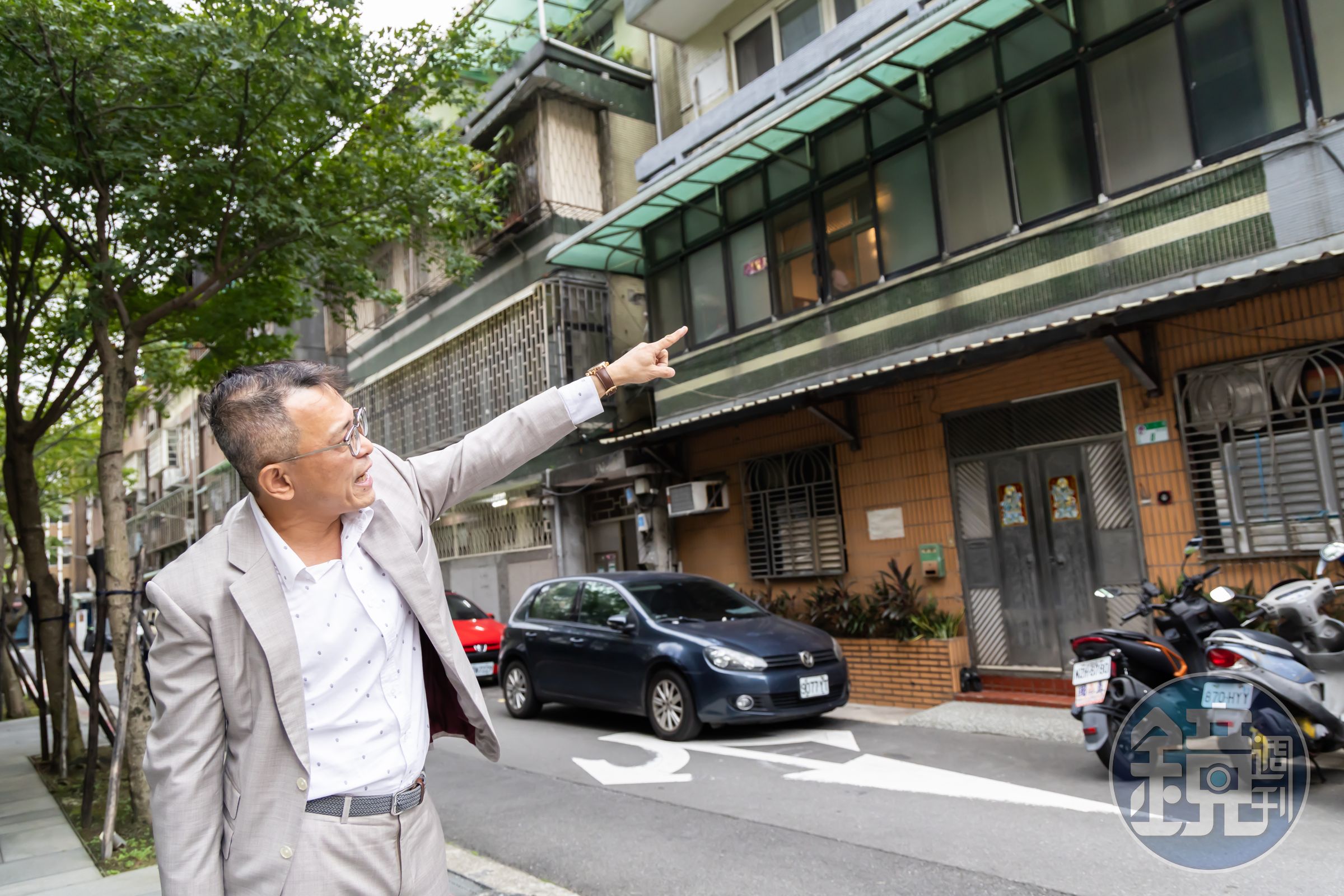站在剛完工的「佳元松江」前,佳元建設機構董事長蔡錫全感慨地說:「為了讓基地三面臨路,當時打算把隔壁八戶舊公寓一起整合,其中一戶就是談不下來。」