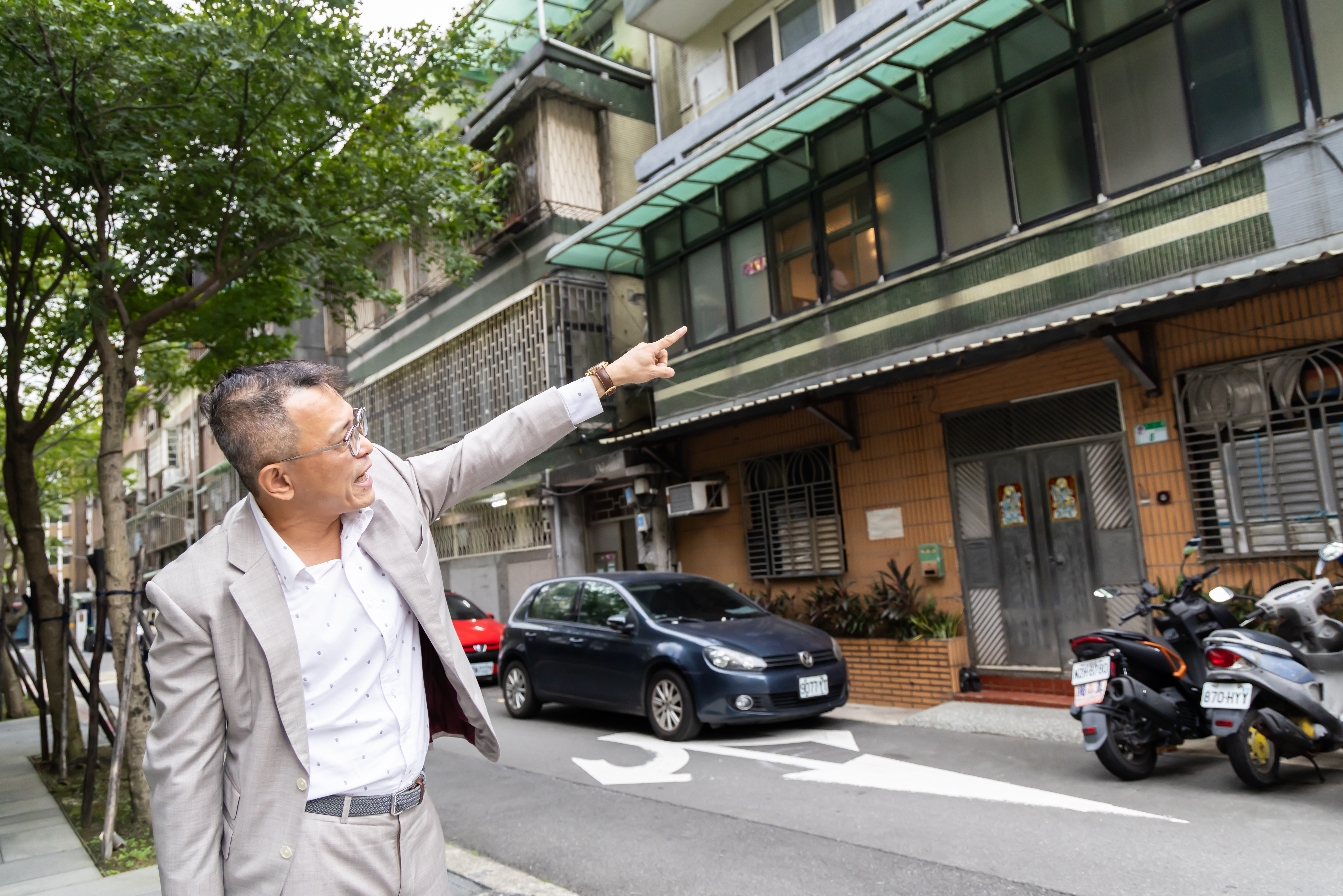 站在剛完工的「佳元松江」前，佳元建設機構董事長蔡錫全感慨地說：「為了讓基地三面臨路，當時打算把隔壁八戶舊公寓一起整合，其中一戶就是談不下來。」