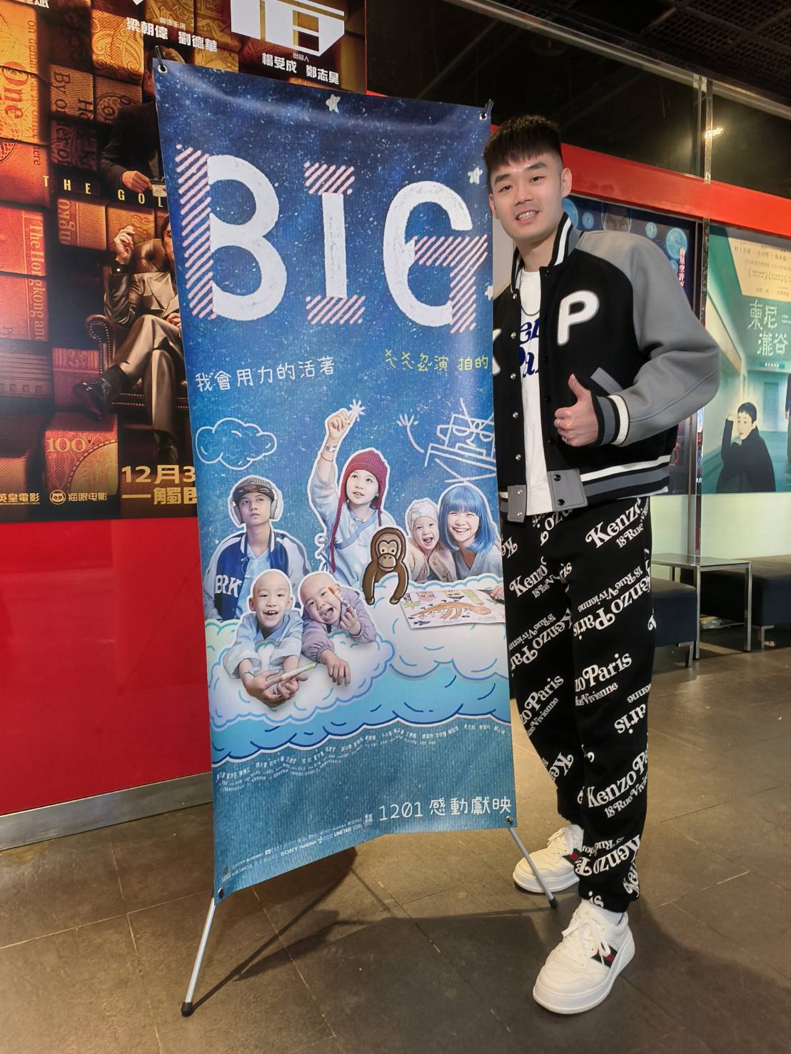 王齊麟屢被劇情感動流淚,他想靠吃漢堡轉移注意力,卻無濟於事。(米倉影業提供)