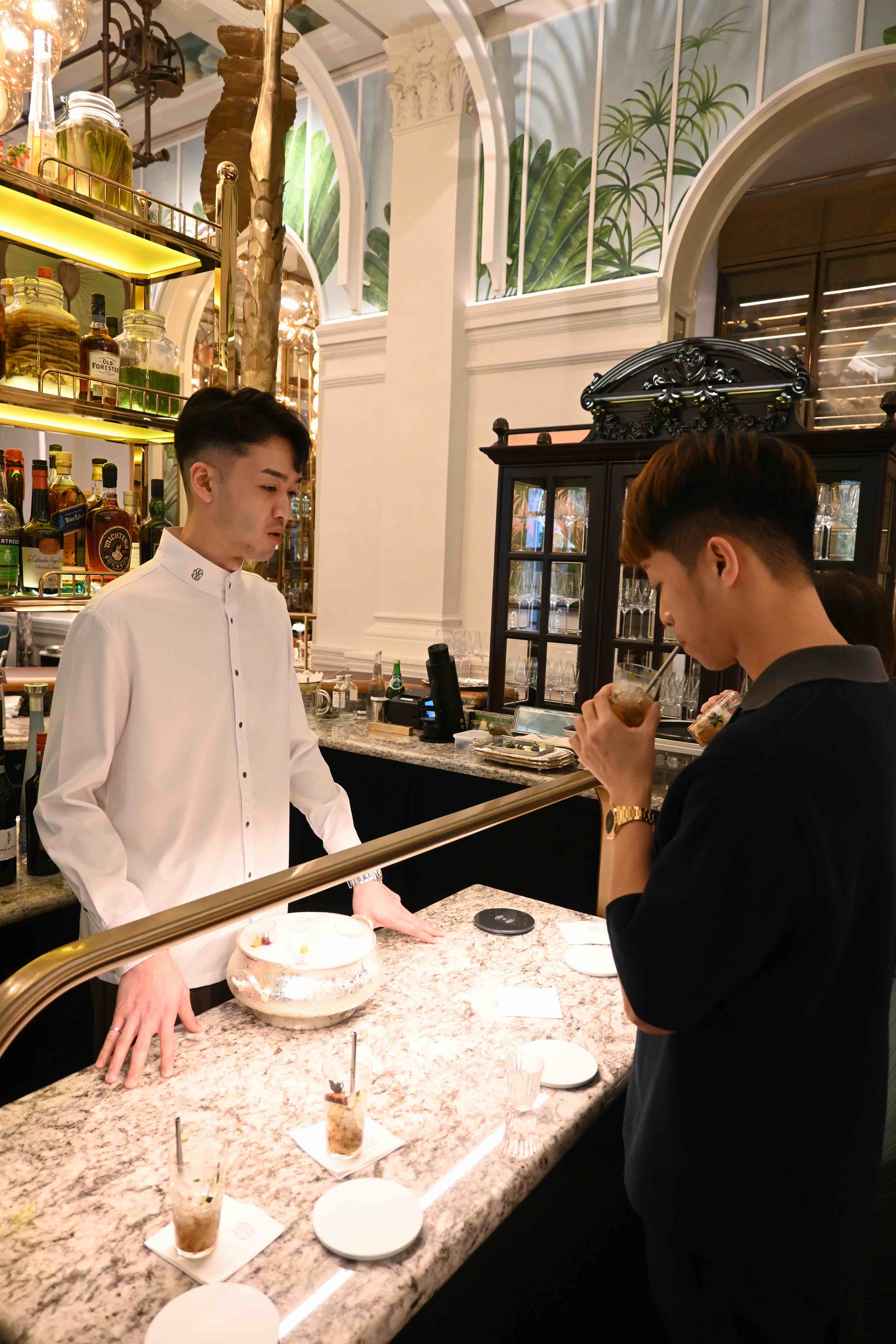 入座前先至吧台享用迎賓飲品與開胃小點。