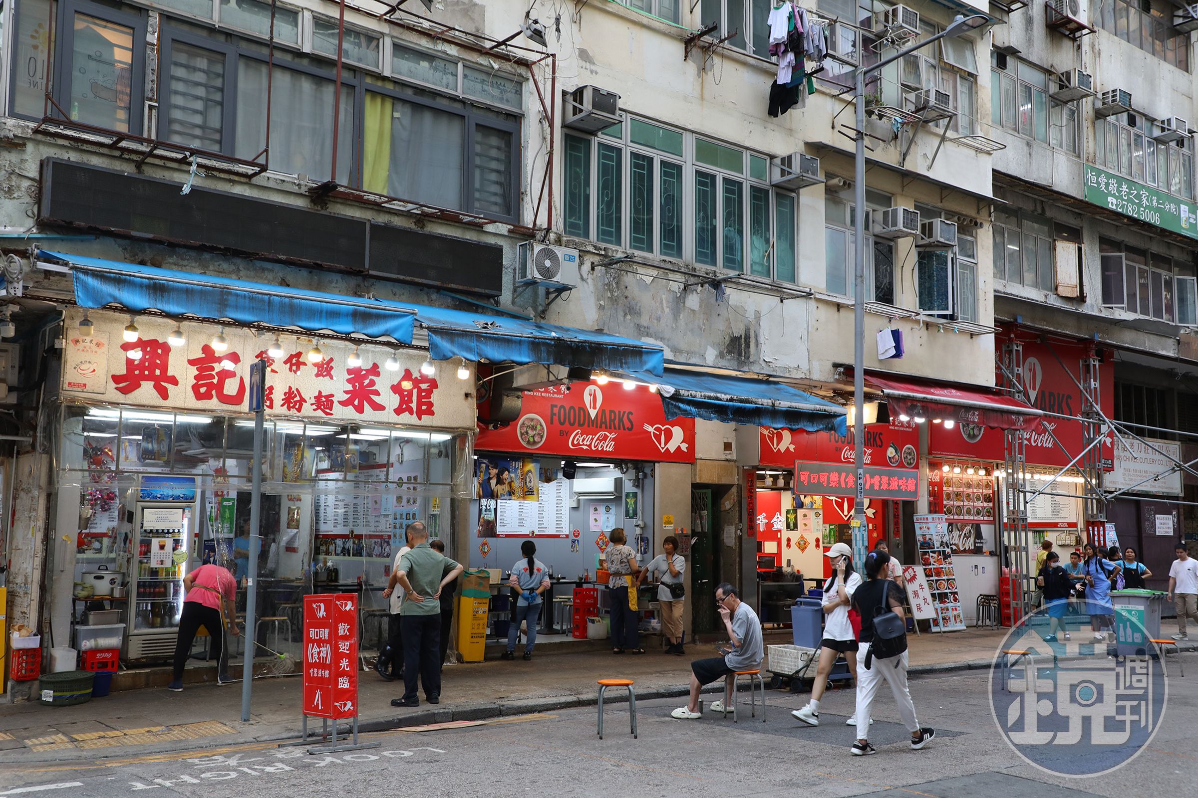 當街燈亮起，佔據整條街的「興記菜館」的炭爐也隨之熱烈燃燒，這裡不僅是餐廳，更是廟街近50年不變的街頭味道。