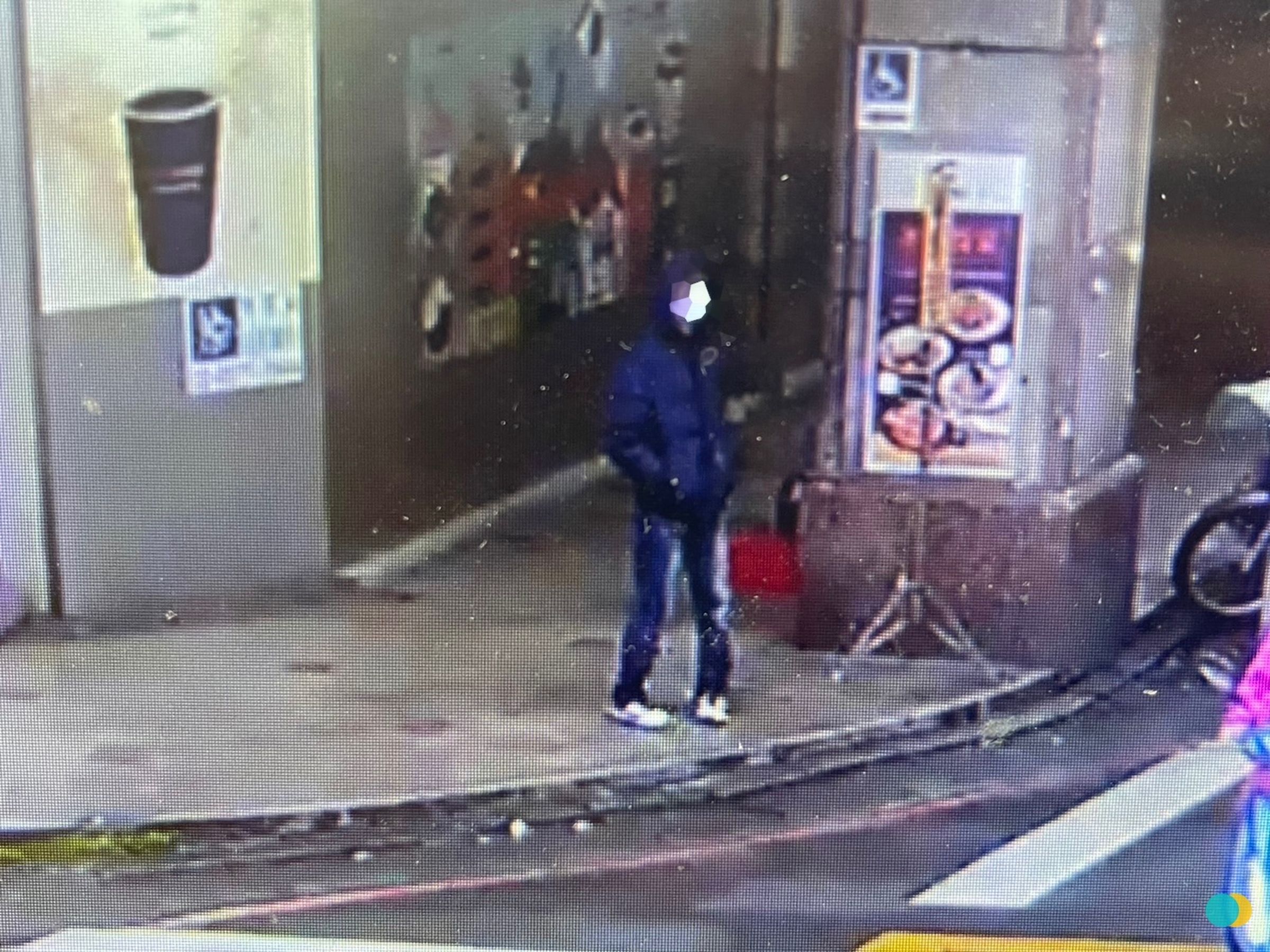 監視器拍下劉嫌身穿黑色上衣、鬼洗牛仔褲、頭戴帽T及口罩，伺機犯案。（警方提供）
