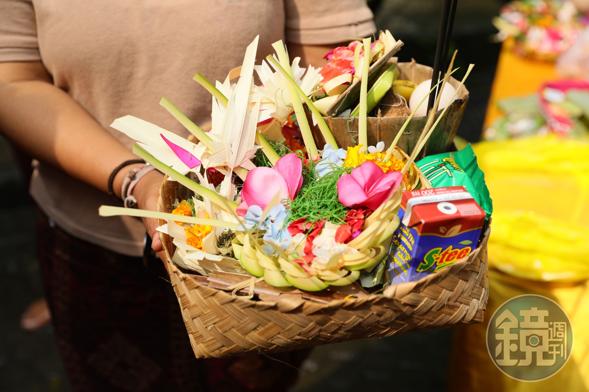 預先準備用椰子葉編織籃盛裝的Canang Sari（供品）。
