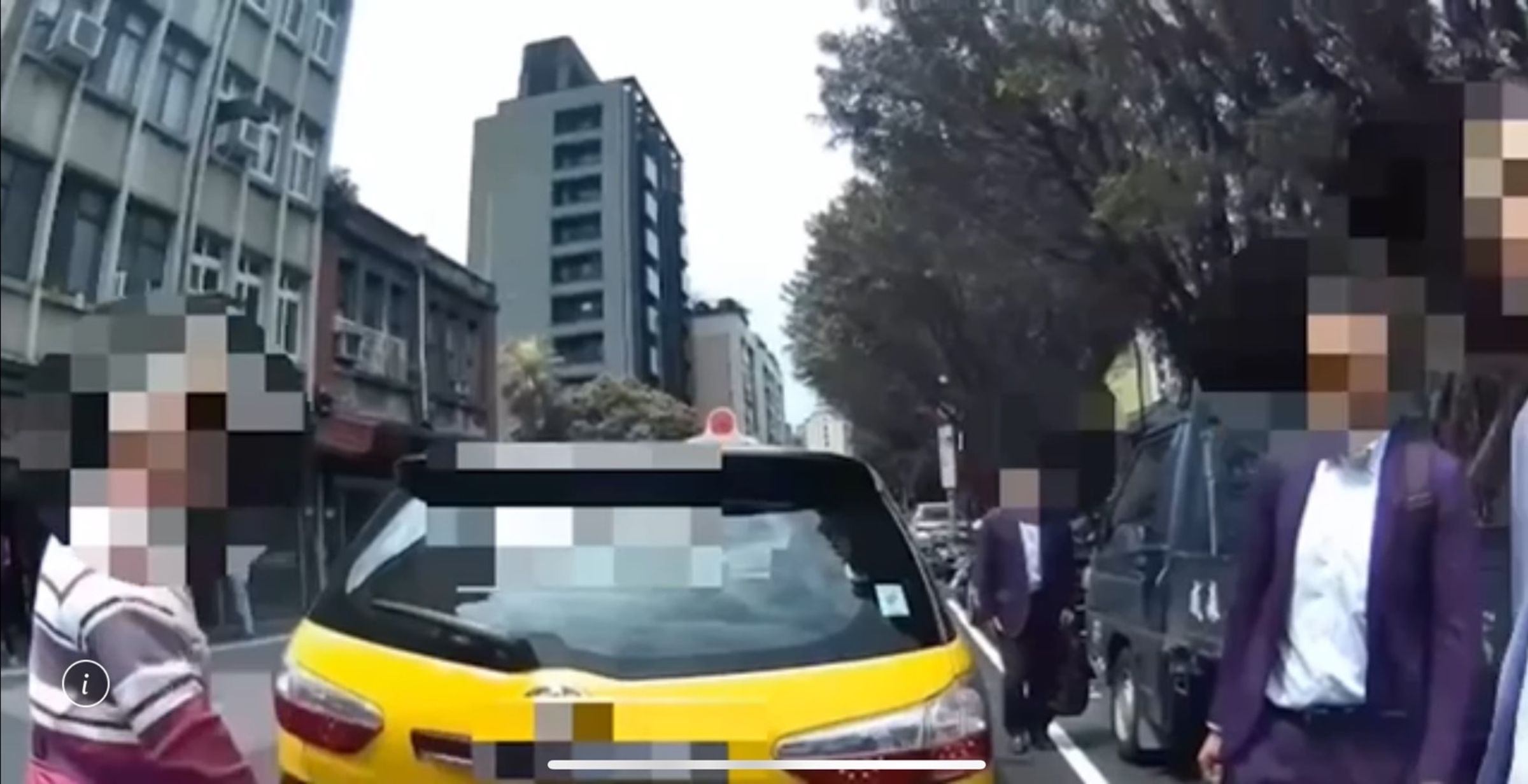 警方利用警用電腦順利連繫到計程車司機並尋回後車廂行李。（翻攝畫面）