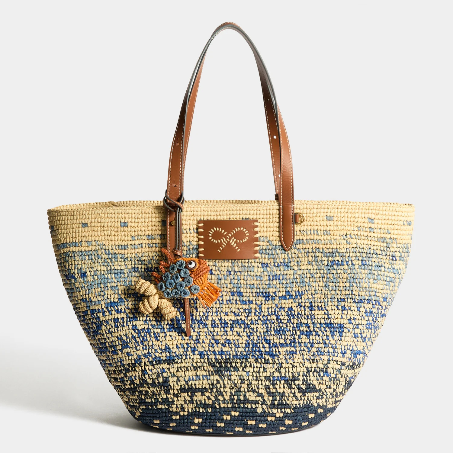 漸層草編圓形托特包(藍)。NT$28,580(CLUB DESIGNER提供)