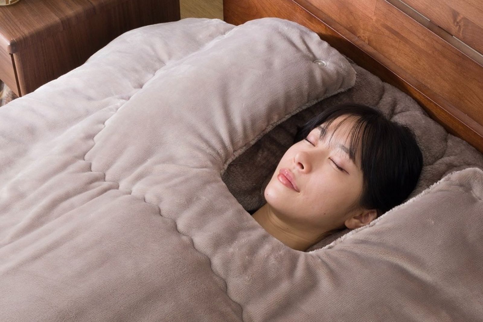 日本宜得利近期推出一款冬季必備暖毛毯，造型太獵奇引發討論。（翻攝自@012_shiro X）