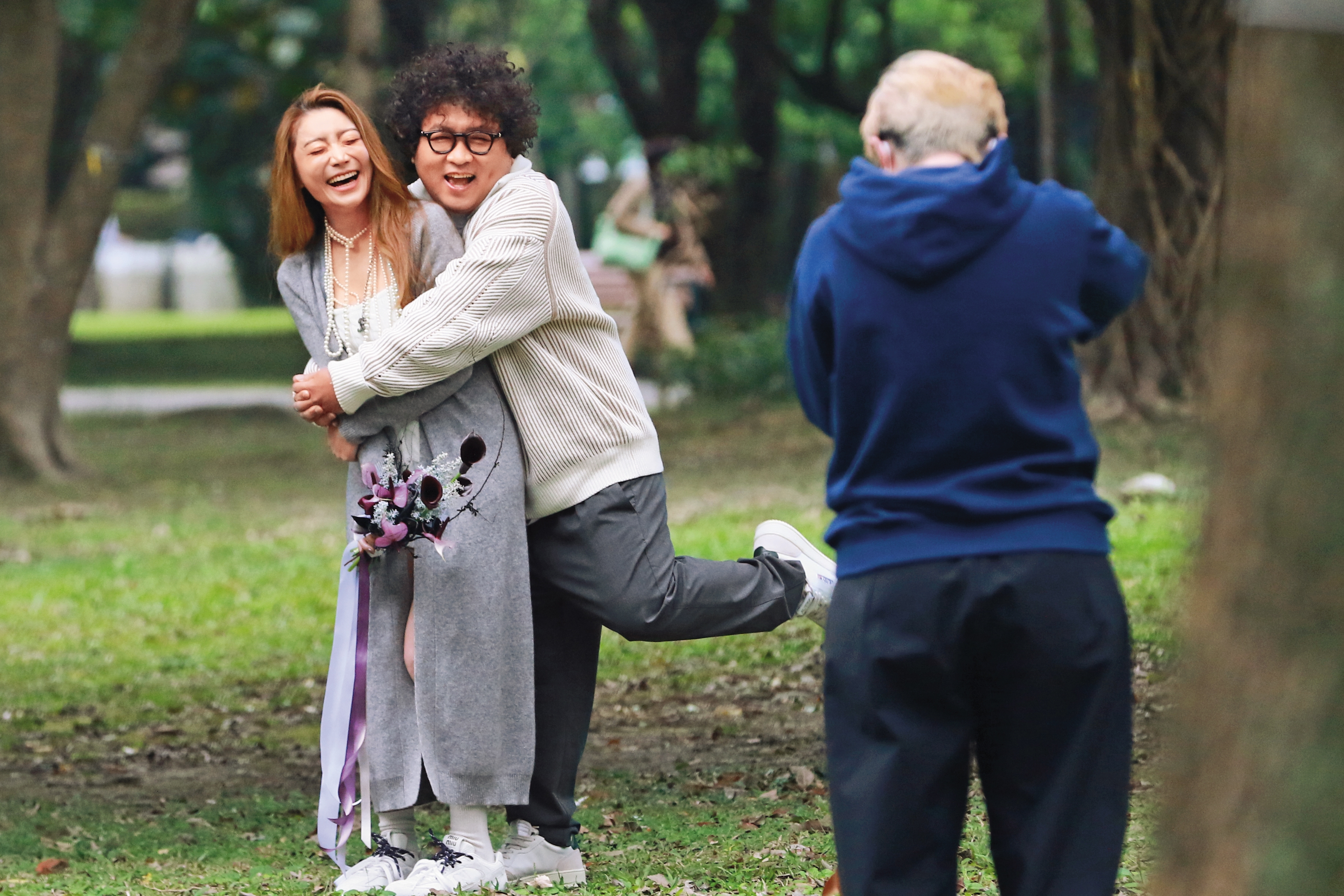15：57 納豆（中）與依依（左）趁登記結婚前，到大安森林公園散步。