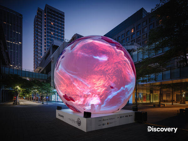 6公尺高的「地球・生之花」裝置藝術呼籲「一件好事救地球」。（Discovery提供）