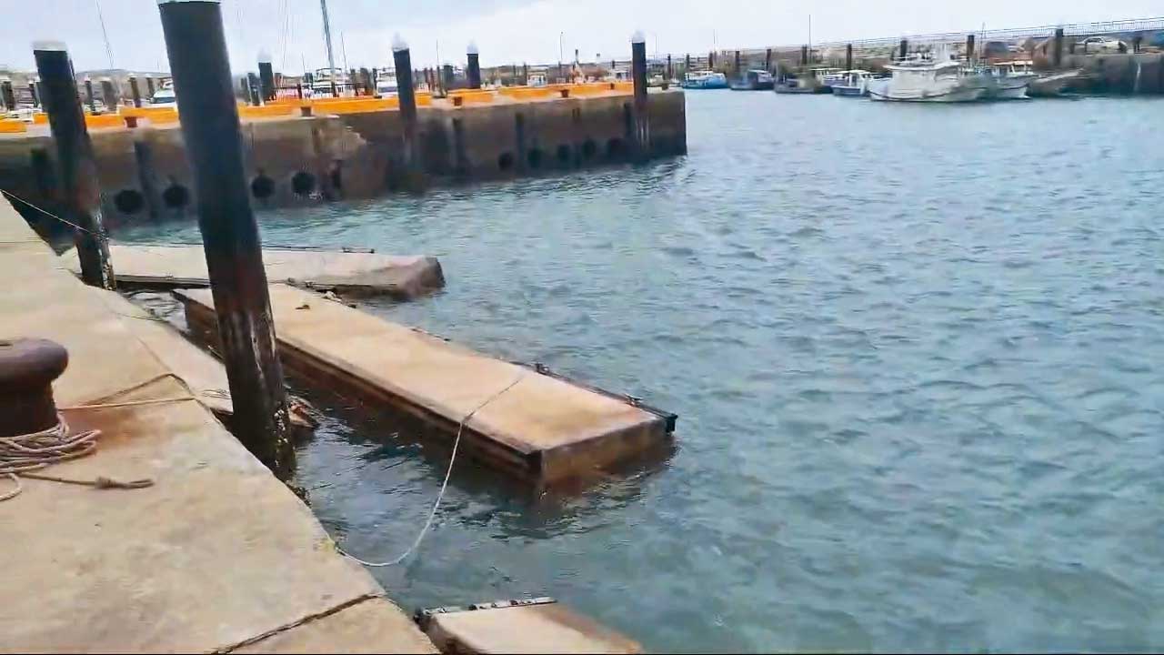 利德曾承包竹圍漁港2億元的遊艇碼頭標案,卻被議員踢爆施工品質不佳。(翻攝詹江村直播YT)