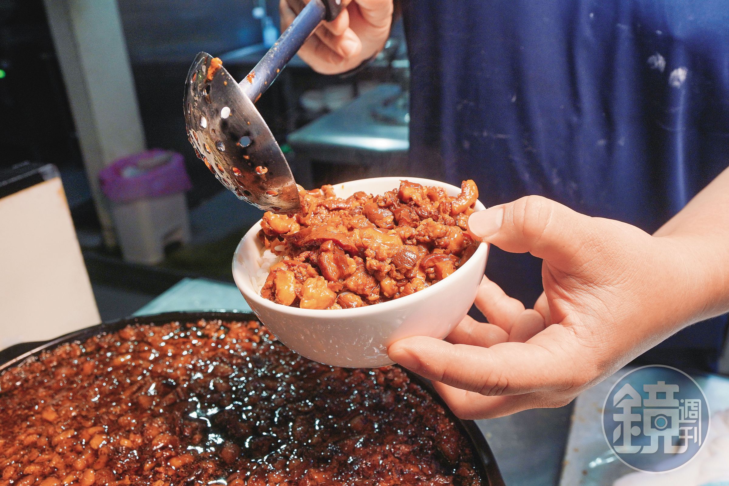 鋪上滿滿肉燥的滷肉飯，曾連續2年獲台北滷肉飯節特選。肉燥用豬後腿肉及胛心肉，採4分瘦、6分肥比例，與紅蔥頭炒出鑊氣才下調料。（50元／小碗）