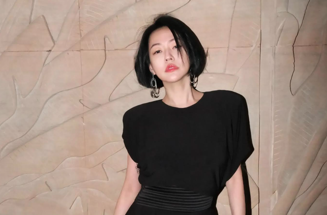 小S曾因拔隱形眼鏡刮傷眼角膜，導致眼睛急性疼痛，但仍貼著紗布、以「獨眼龍」主持《小姐不熙娣》。（翻攝自小S臉書）